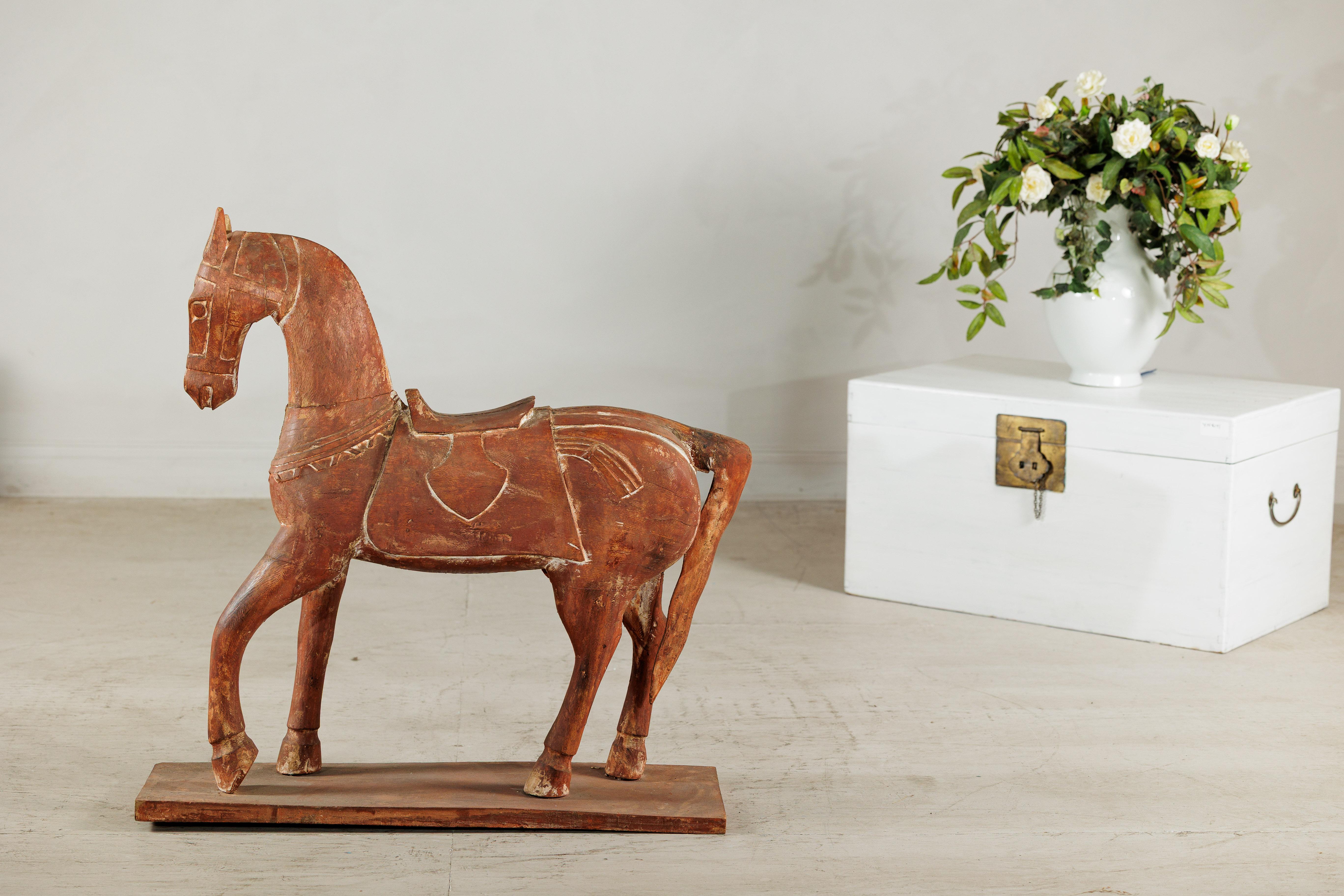 Rustico Cavallo rustico in legno intagliato d'epoca con sella su cavalletto, circa 1950 in vendita