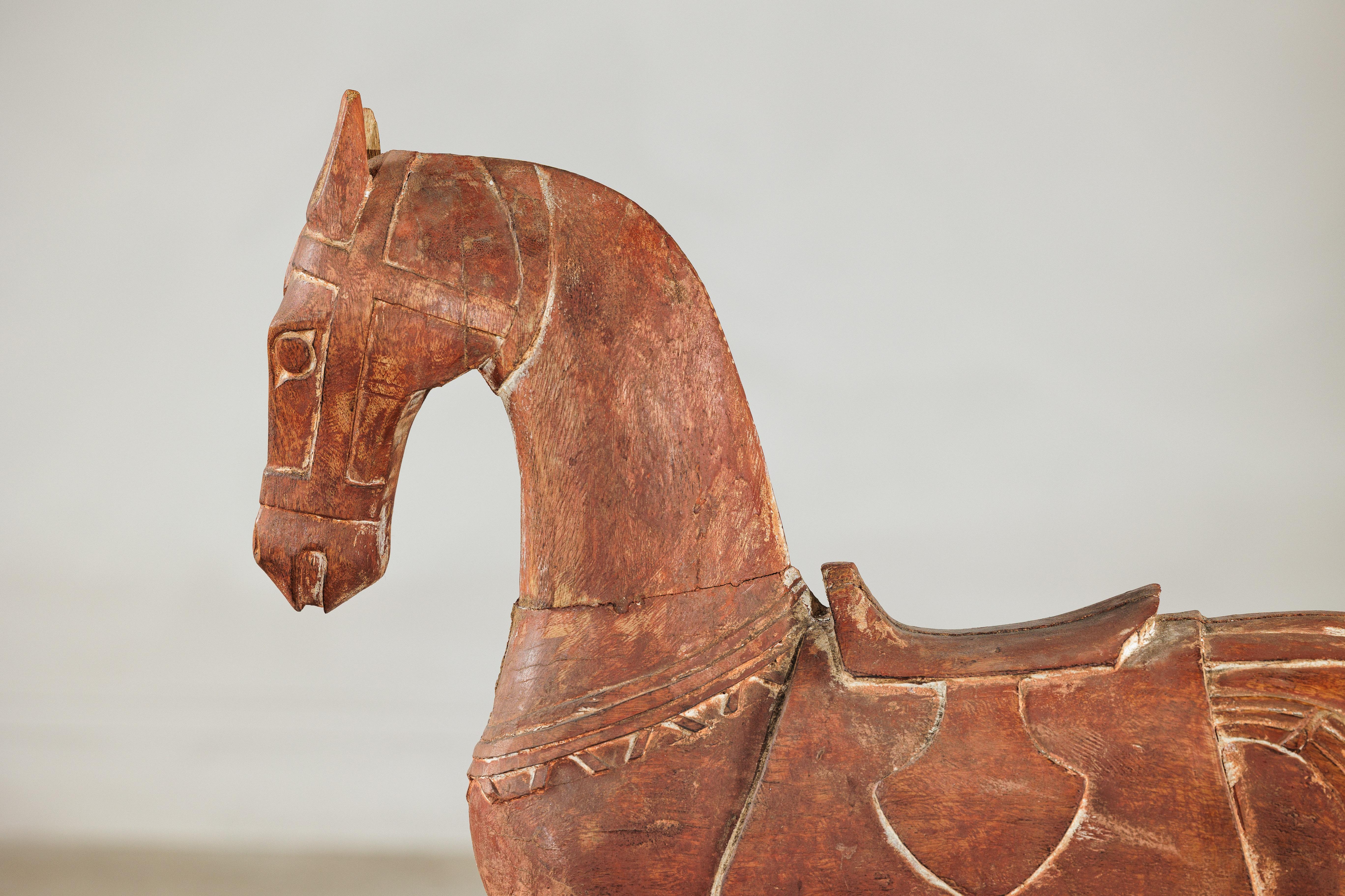 Indiano Cavallo rustico in legno intagliato d'epoca con sella su cavalletto, circa 1950 in vendita