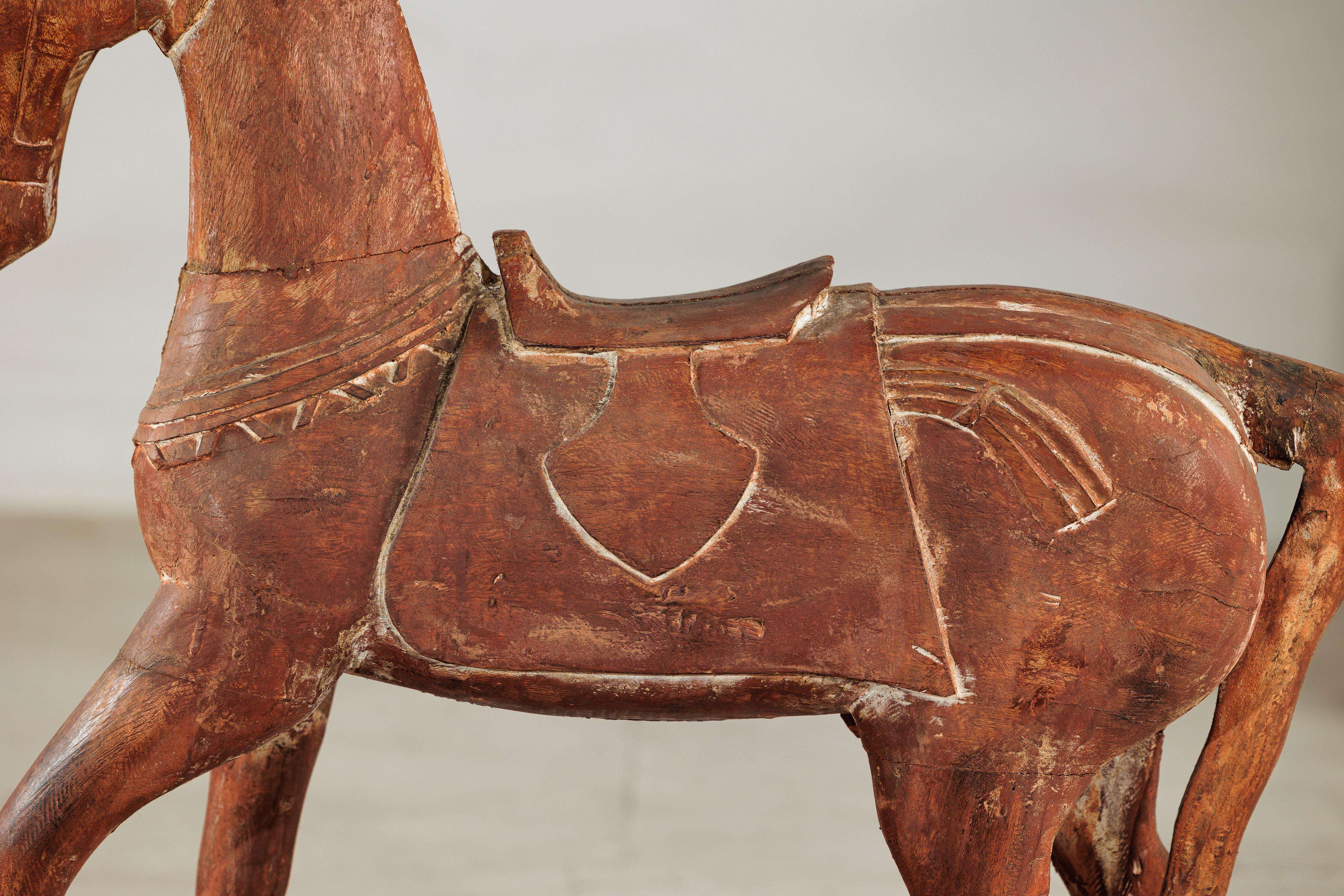 Intagliato Cavallo rustico in legno intagliato d'epoca con sella su cavalletto, circa 1950 in vendita