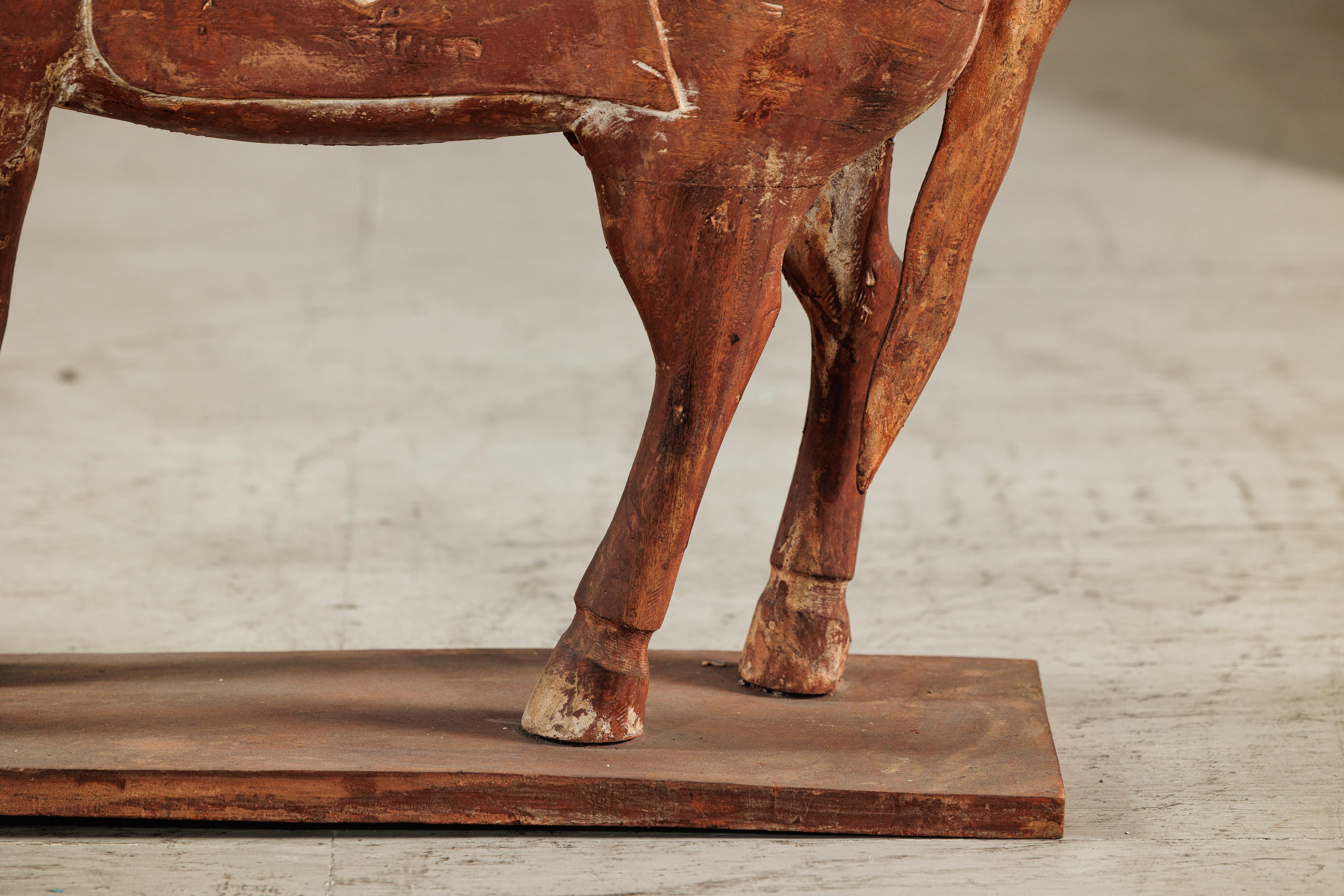 XX secolo Cavallo rustico in legno intagliato d'epoca con sella su cavalletto, circa 1950 in vendita