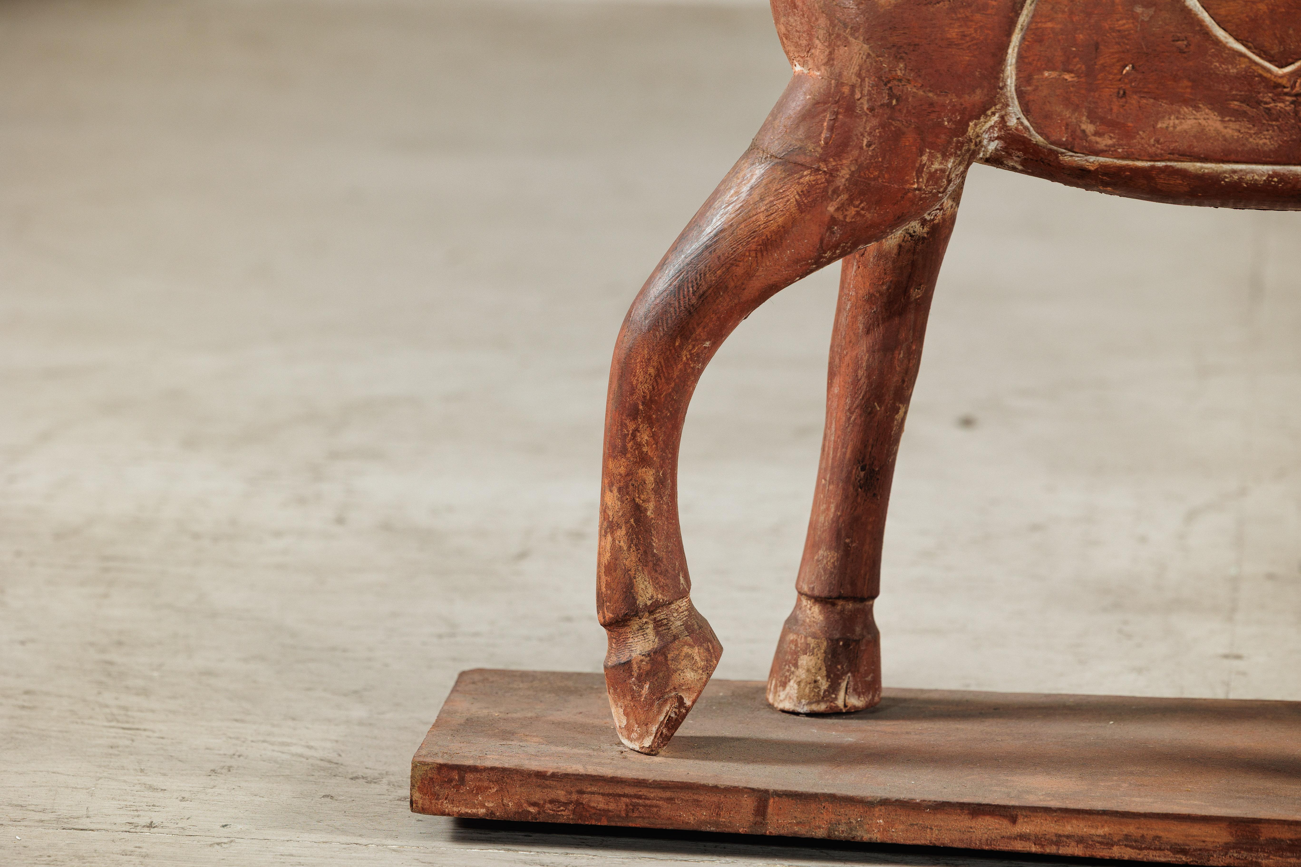 Legno Cavallo rustico in legno intagliato d'epoca con sella su cavalletto, circa 1950 in vendita