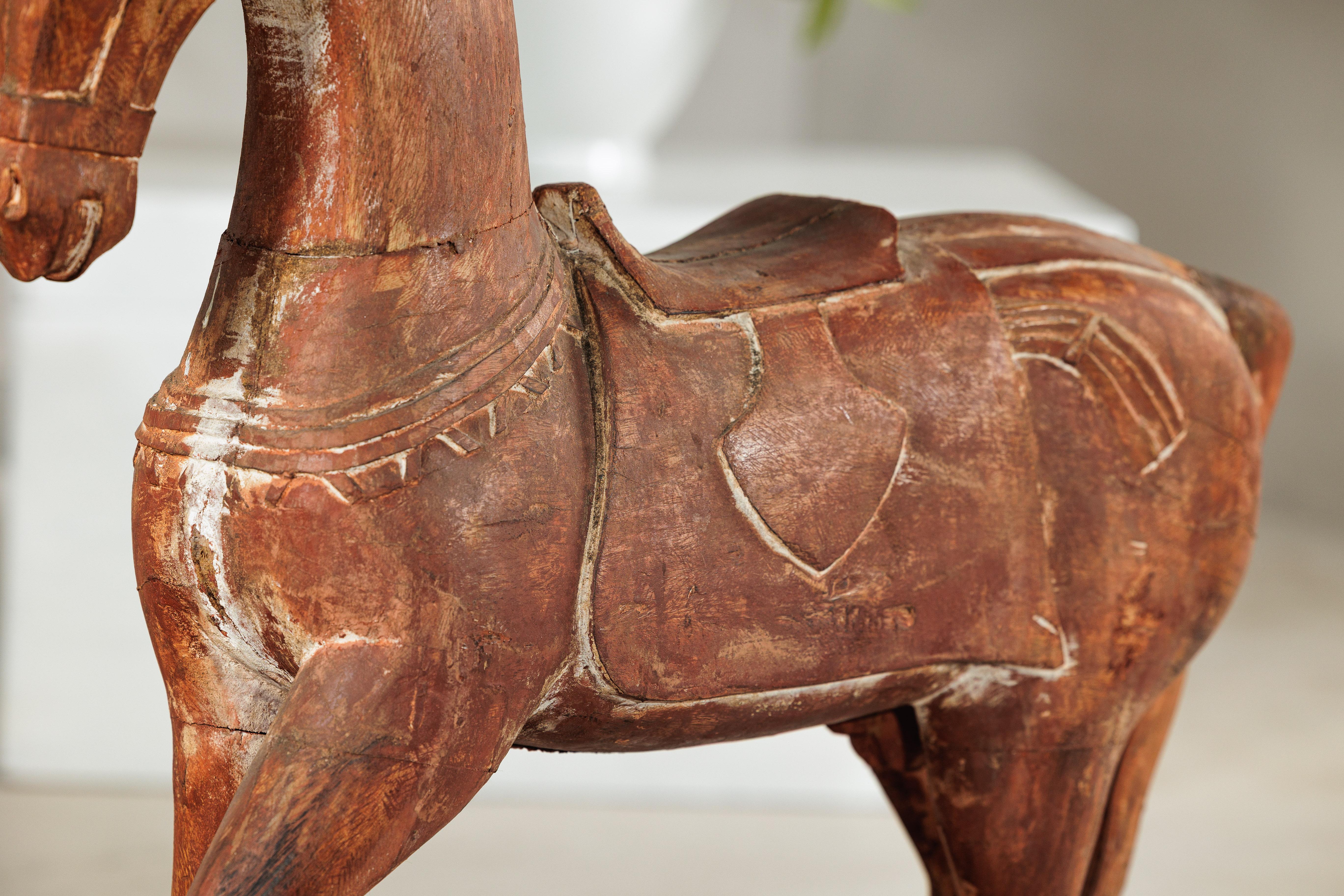 Cavallo rustico in legno intagliato d'epoca con sella su cavalletto, circa 1950 in vendita 1