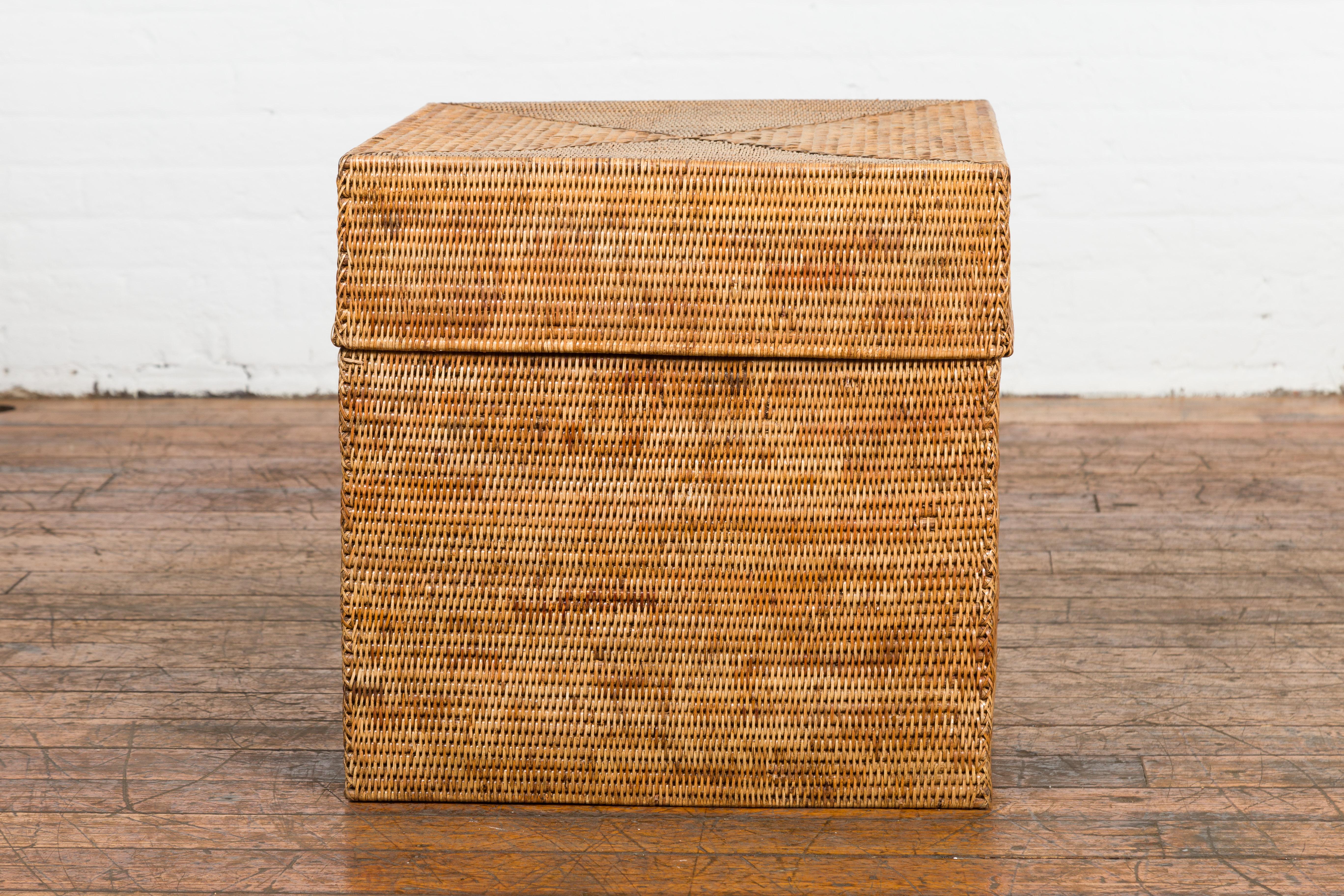 Rustikale Vintage-Aufbewahrungsbox aus gewebtem Rattan im thailändischen Landhausstil mit Deckel im Angebot 5