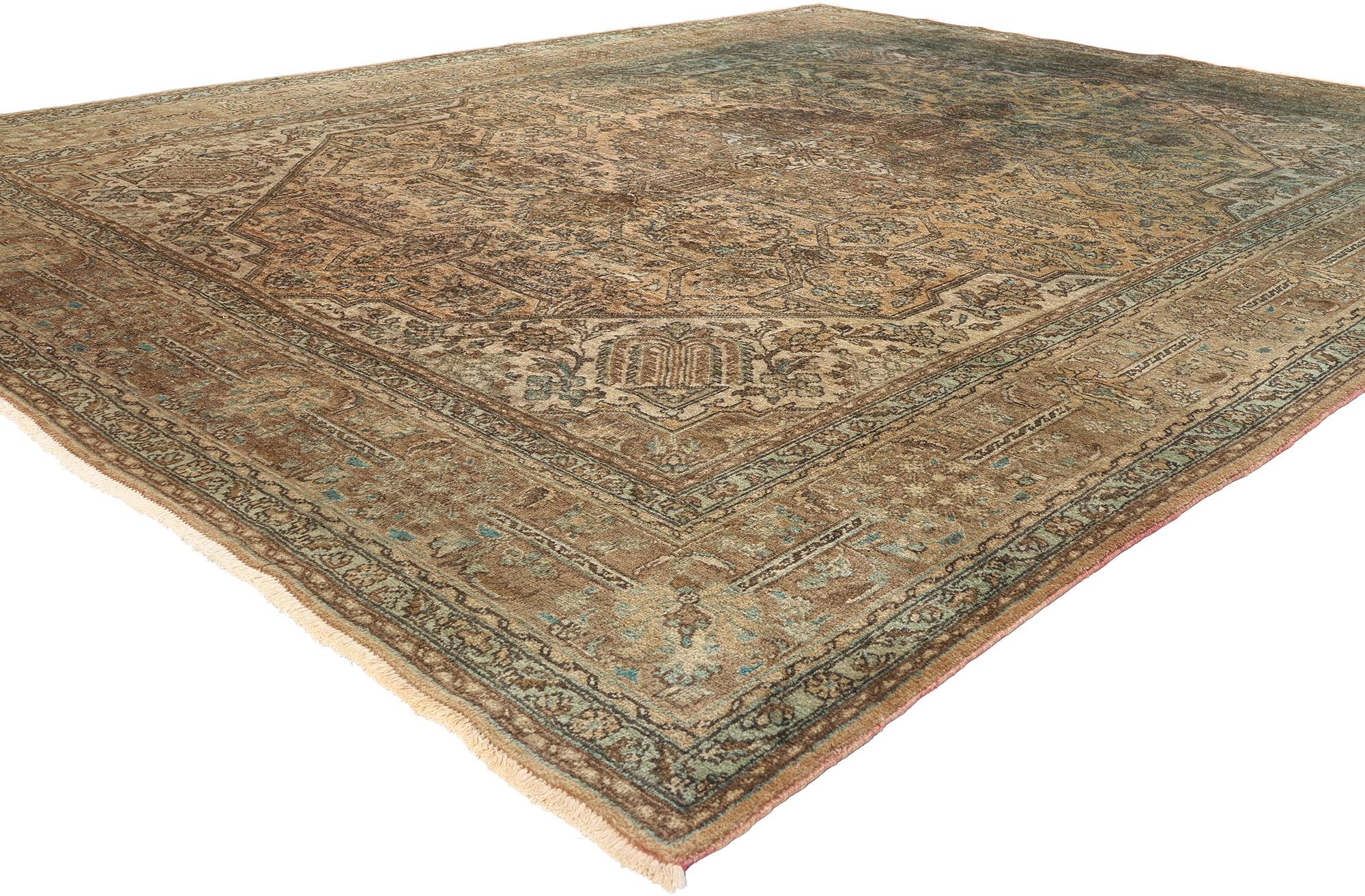 76334 Tappeto Tabriz persiano d'epoca invecchiato, 10'00 x 12'10. Questo tappeto persiano Tabriz d'epoca, intricato e annodato a mano in lana pregiata, incarna la maestria dell'artigianato persiano tradizionale, abbracciando al contempo elementi di