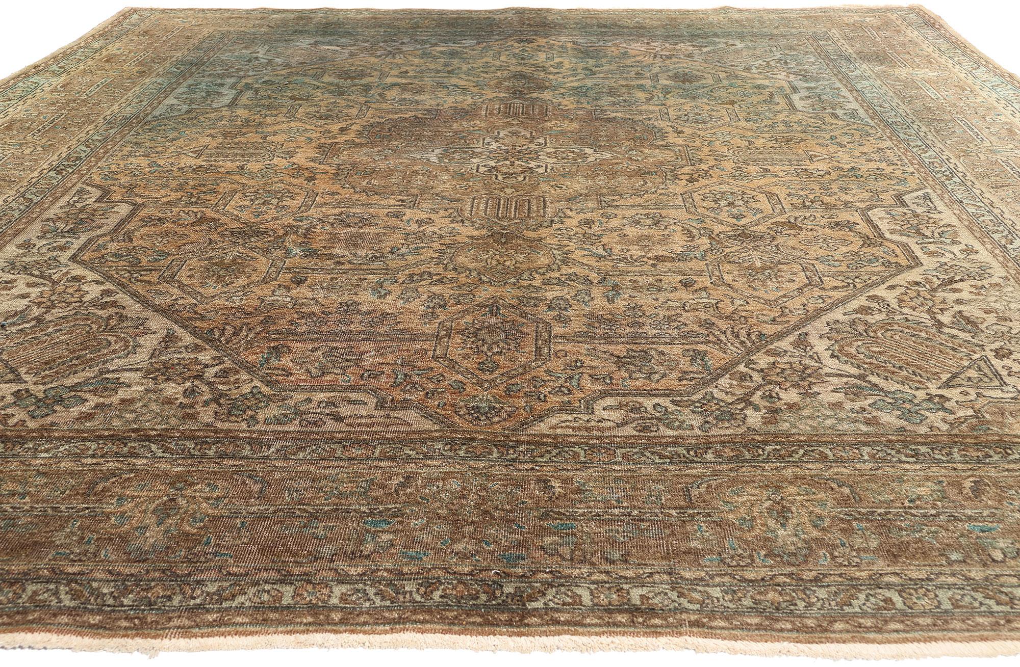 Persiano Tappeto Tabriz persiano rustico anni '50 in tonalità terra con stile moderno in vendita