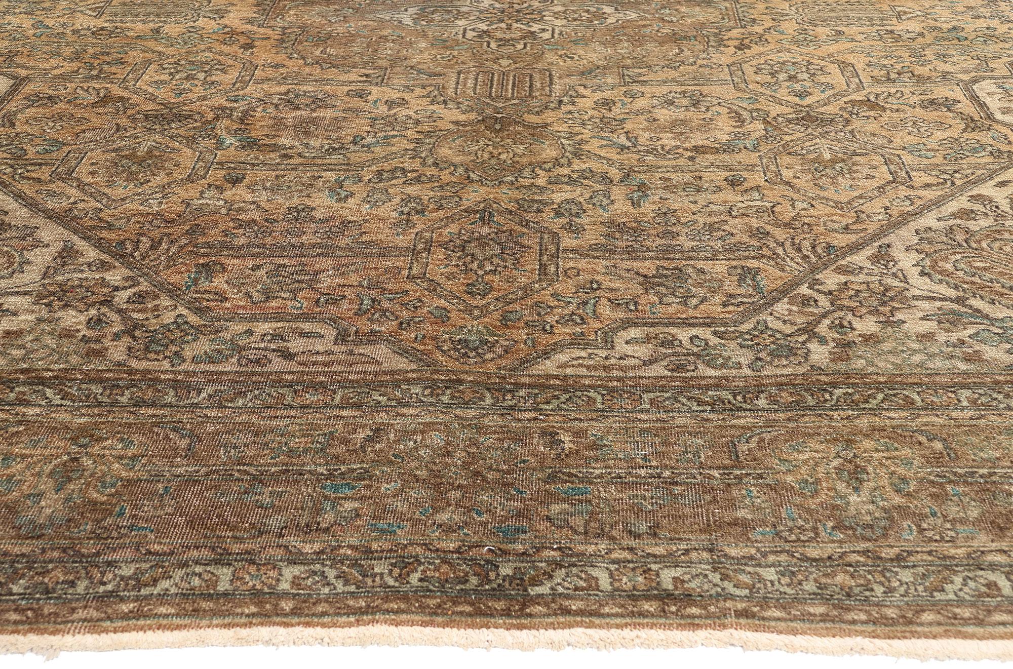 Annodato a mano Tappeto Tabriz persiano rustico anni '50 in tonalità terra con stile moderno in vendita