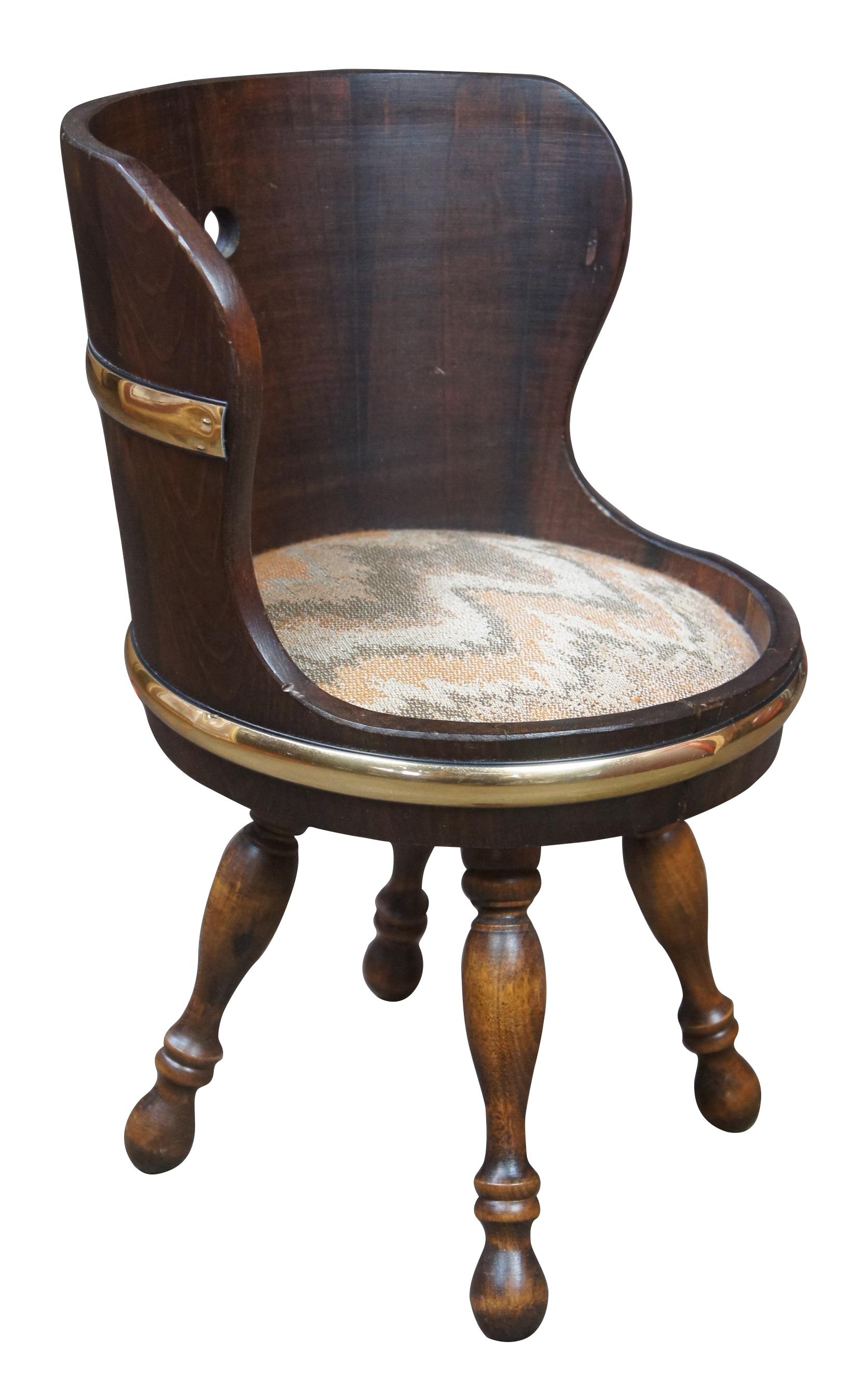 Dieser kleine Stuhl oder Hocker ist aus Hickoryholz mit Messingakzenten im Fass-Stil gefertigt und mit einer neutralen Polsterung versehen. Maße: 18