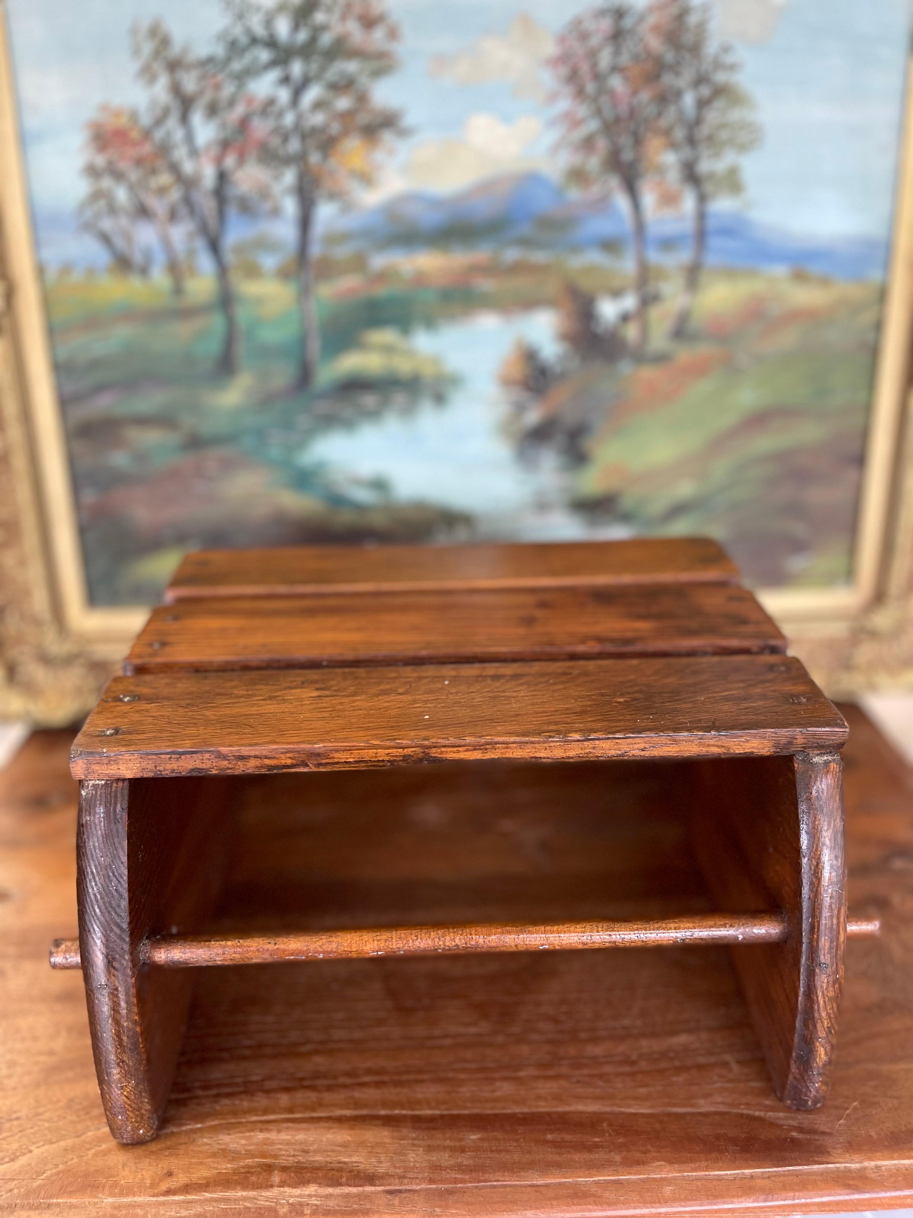 Rustikaler handgefertigter Vintage-Tritthocker aus Eiche mit Lattenrost und gebogenen Seiten (Holz) im Angebot