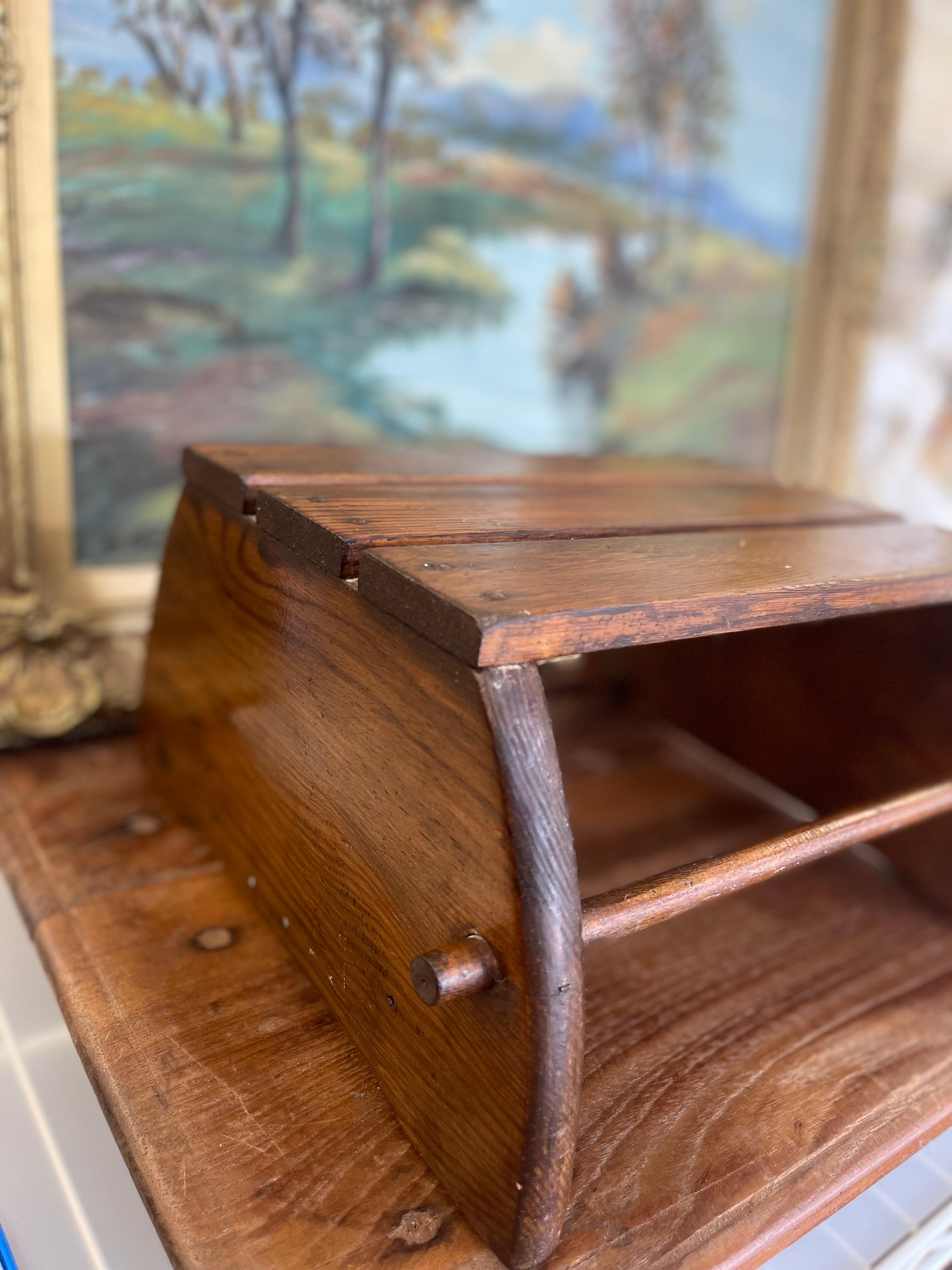 Rustikaler handgefertigter Vintage-Tritthocker aus Eiche mit Lattenrost und gebogenen Seiten im Angebot 1