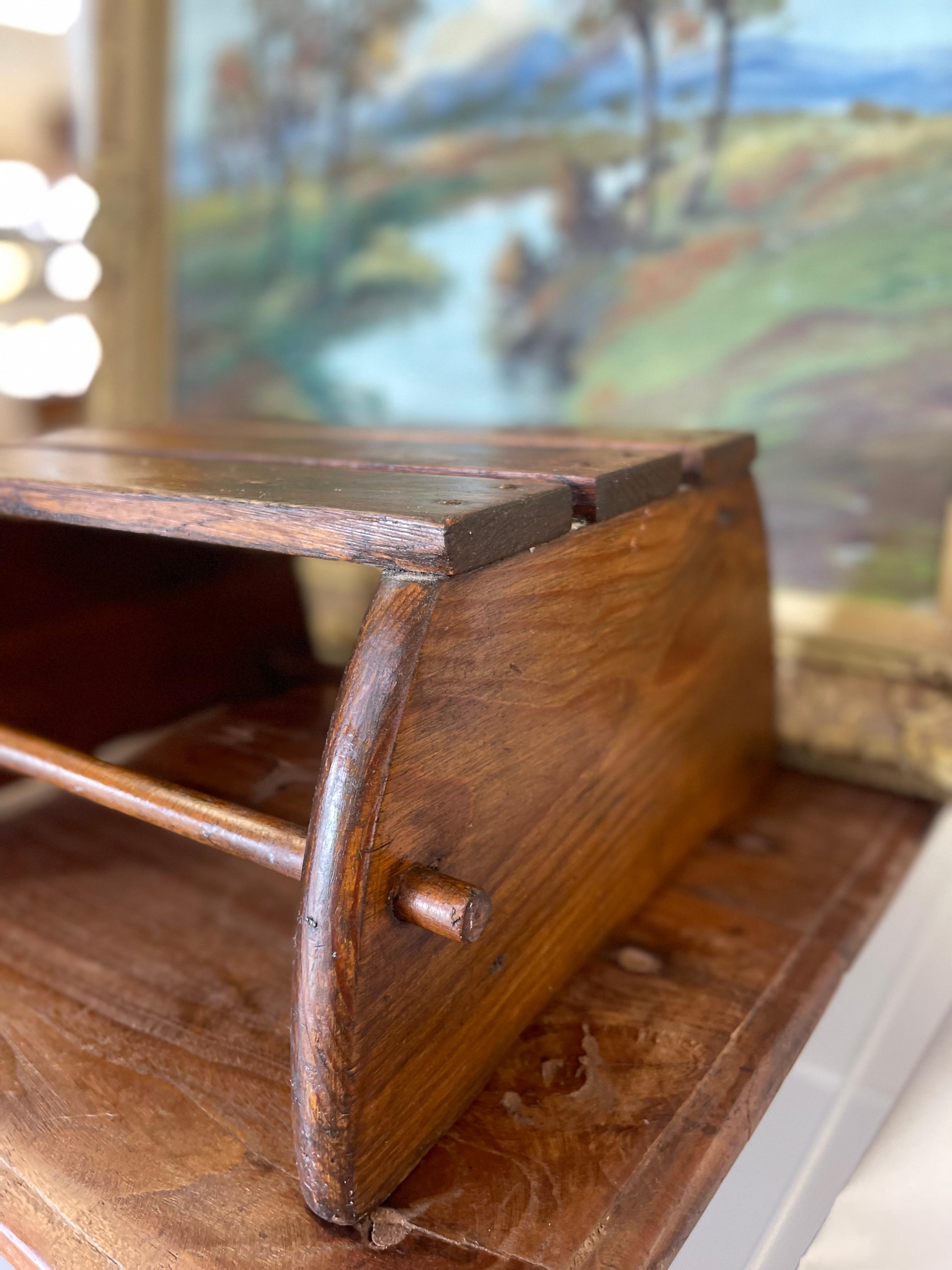 Rustikaler handgefertigter Vintage-Tritthocker aus Eiche mit Lattenrost und gebogenen Seiten im Angebot 2