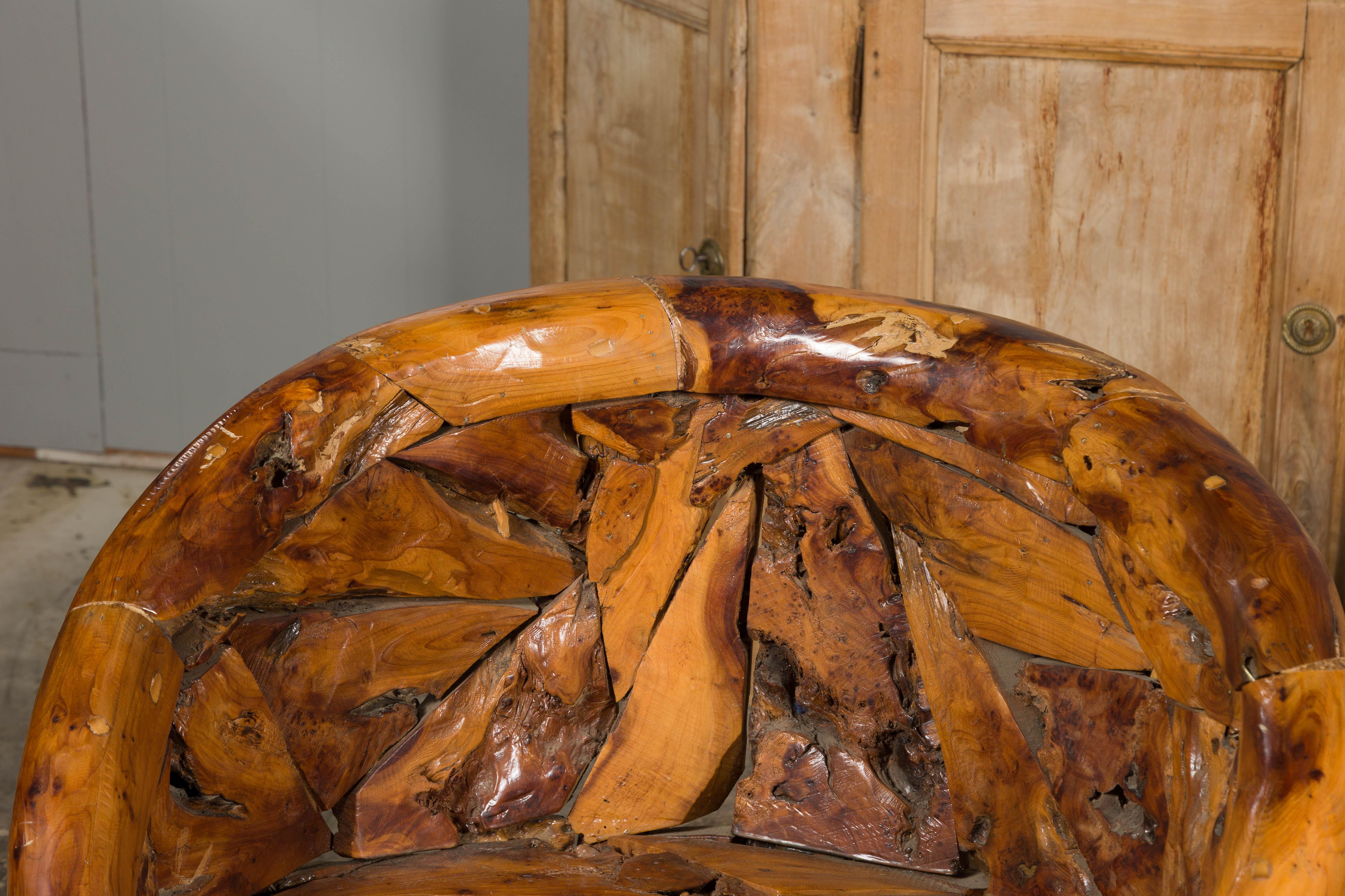 Paire de fauteuils rustiques vintage en bois de racine avec dossiers enveloppants en vente 11