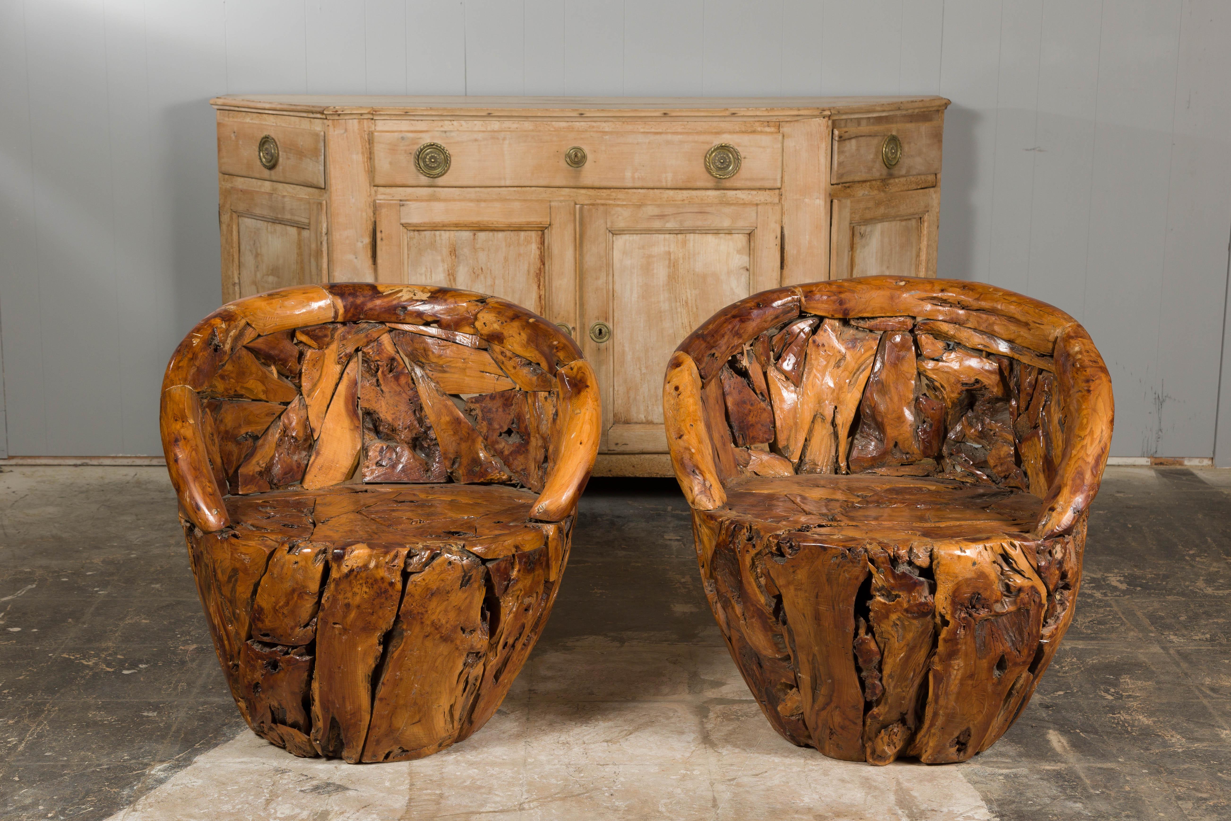 Rustique Paire de fauteuils rustiques vintage en bois de racine avec dossiers enveloppants en vente