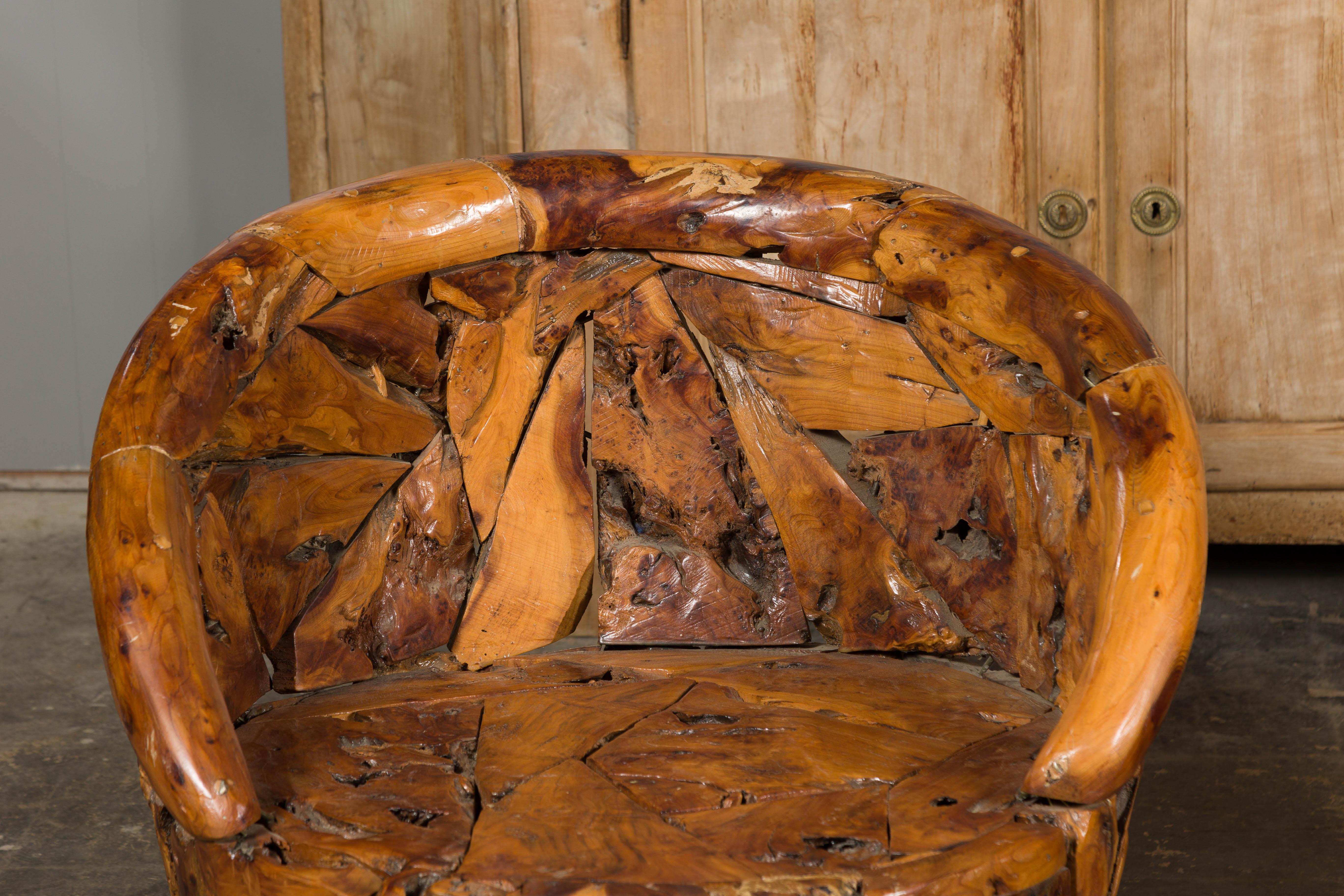 20ième siècle Paire de fauteuils rustiques vintage en bois de racine avec dossiers enveloppants en vente
