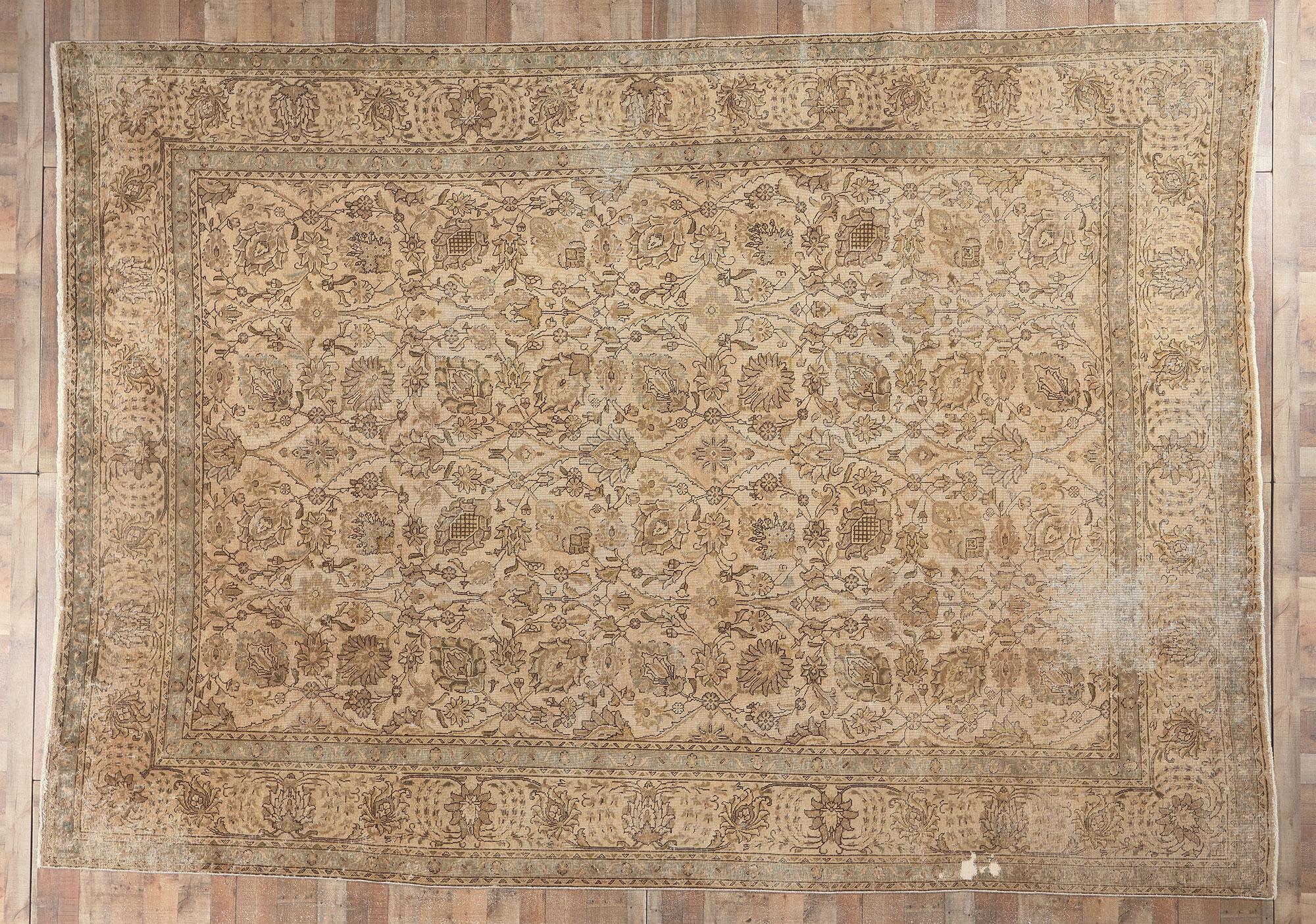 Rustikaler persischer Täbris-Teppich im Vintage-Stil in warmen, neutralen Erdtönen im Angebot 1