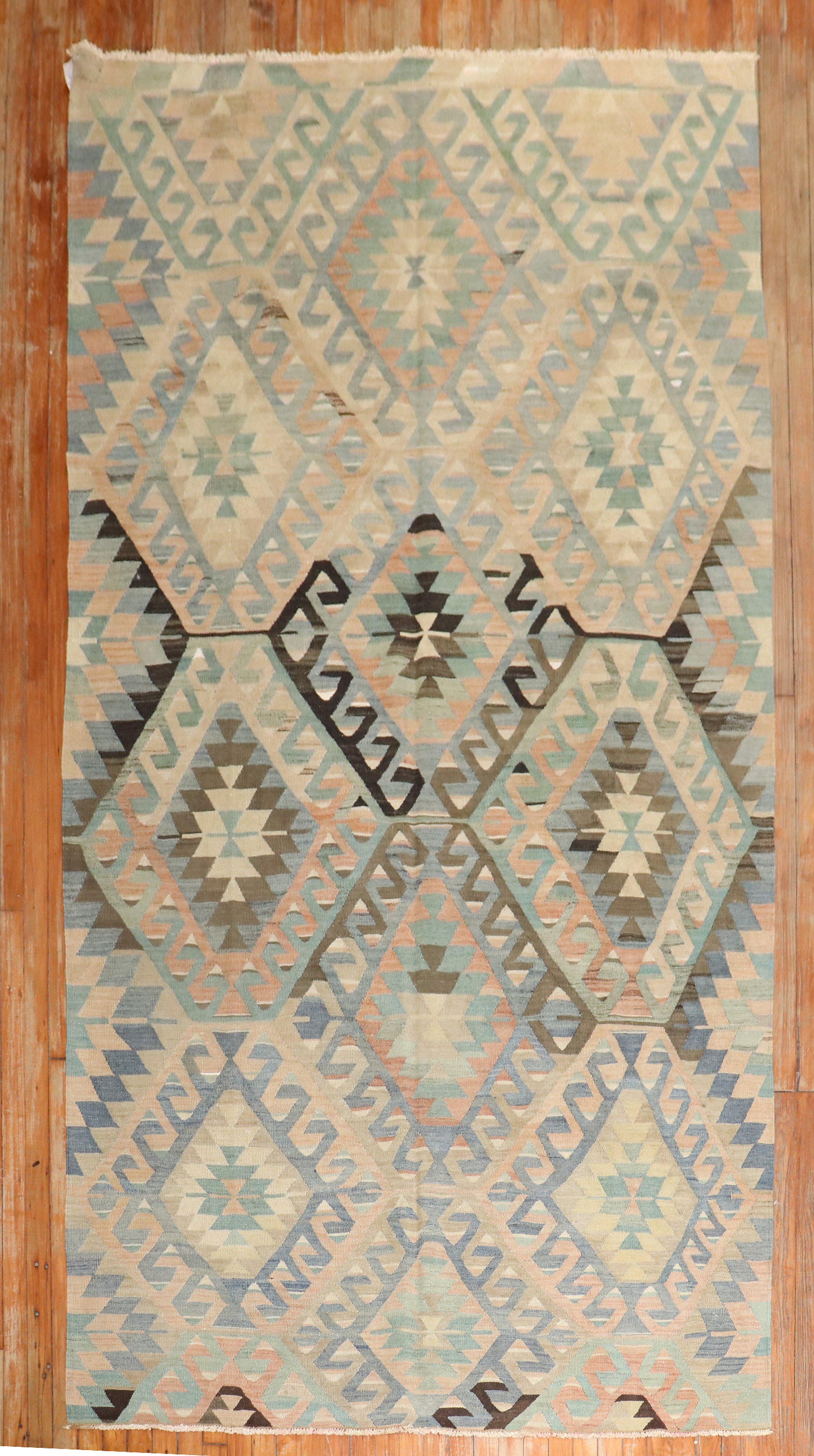 Geometrischer türkischer Kelim-Stammesflachgewebeteppich aus der Mitte des 20

Maße: 5'6'' x 10'4'' circa Mitte des 20. Jahrhunderts.