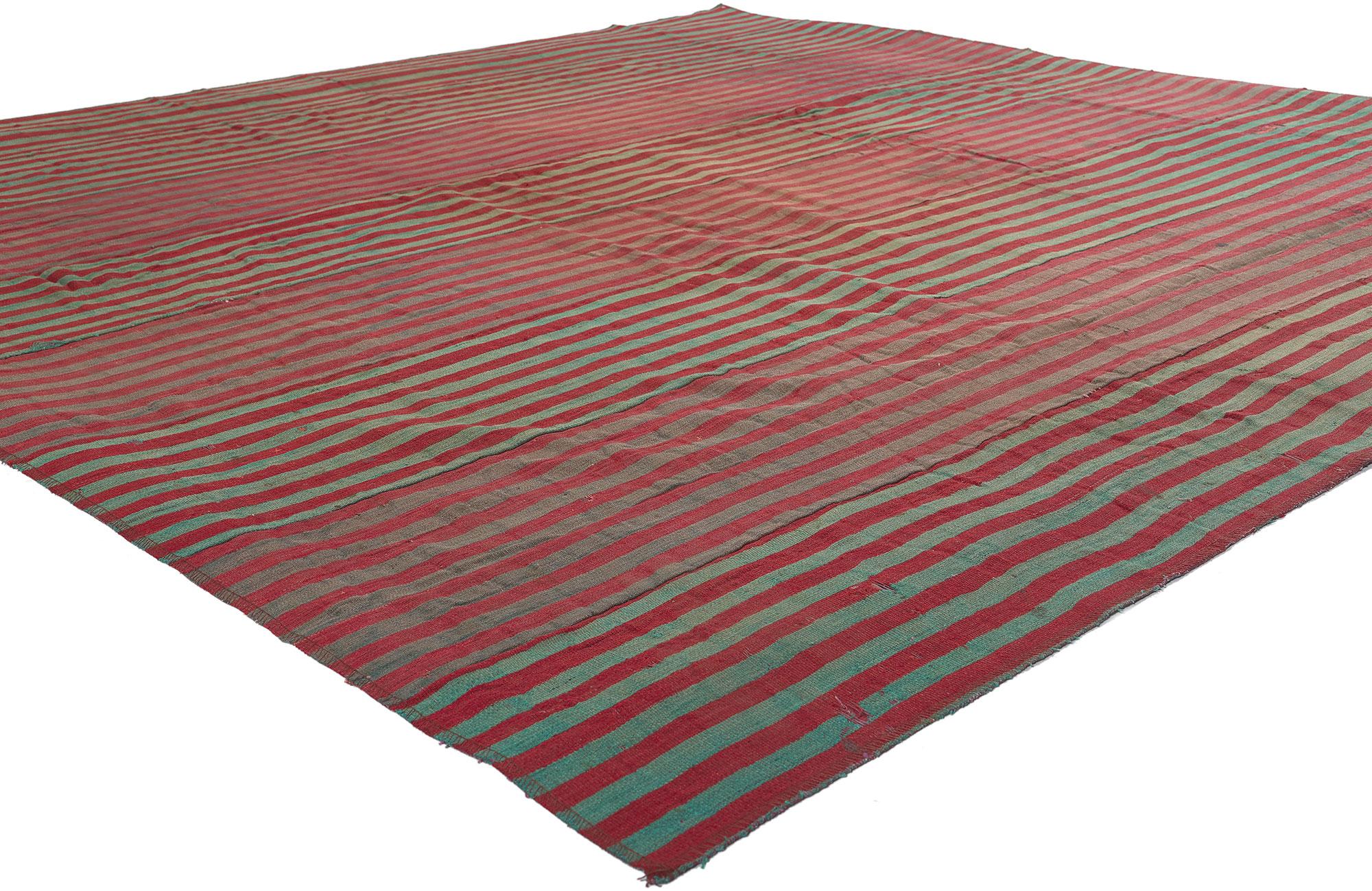 60654 Rustikaler gestreifter türkischer Vintage-Kilim-Teppich, 07'03 x 07'06.
Dieser handgewebte türkische Kelimteppich aus Wolle vereint den Charme des Wetters mit rustikaler Sensibilität. Das bengalische Streifenmuster und die verblassten Farben,