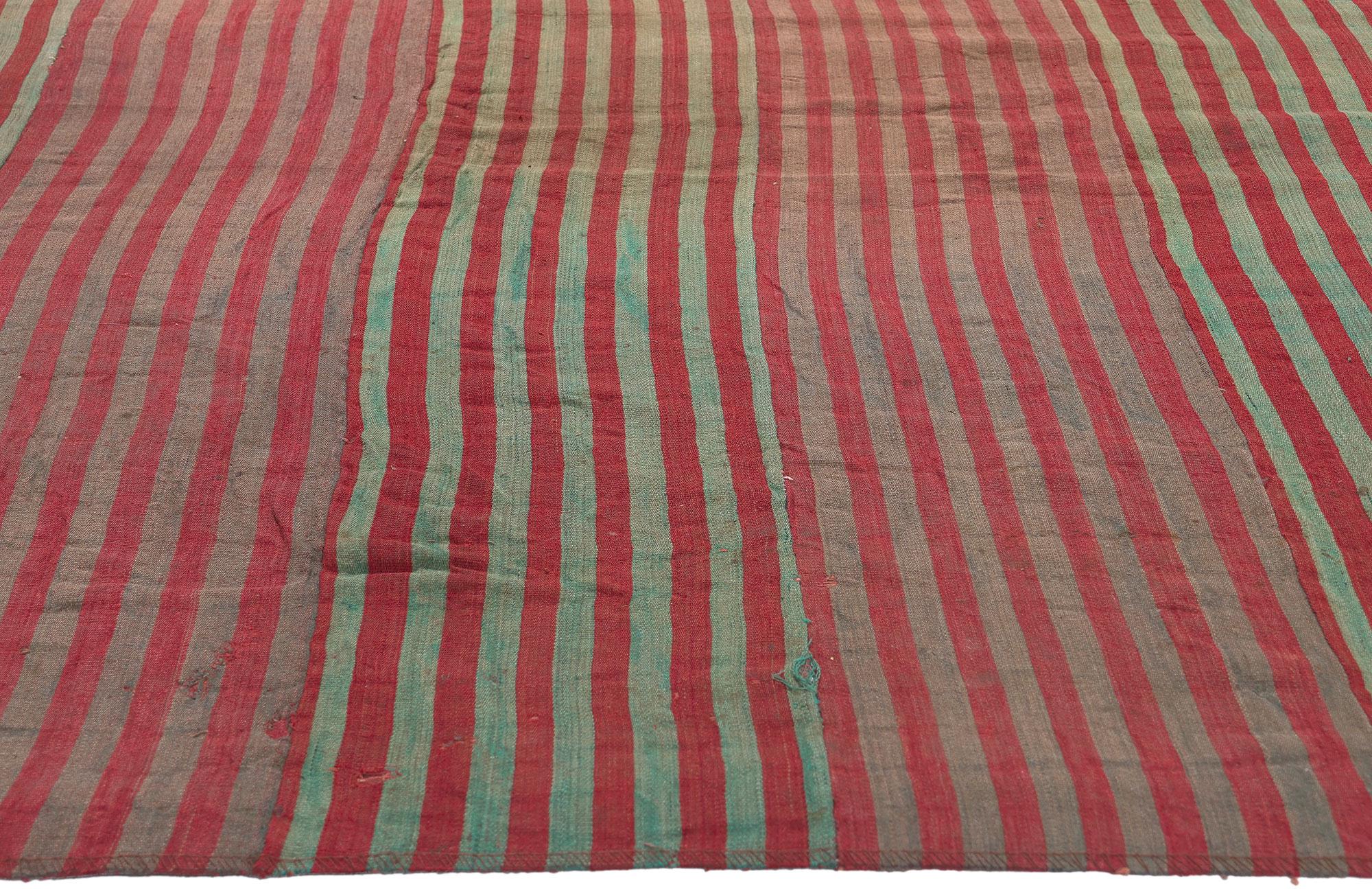 Rustikaler türkischer gestreifter Vintage-Kelim-Teppich, verwitterter Charme auf geraffter Schönheit im Zustand „Starke Gebrauchsspuren“ im Angebot in Dallas, TX