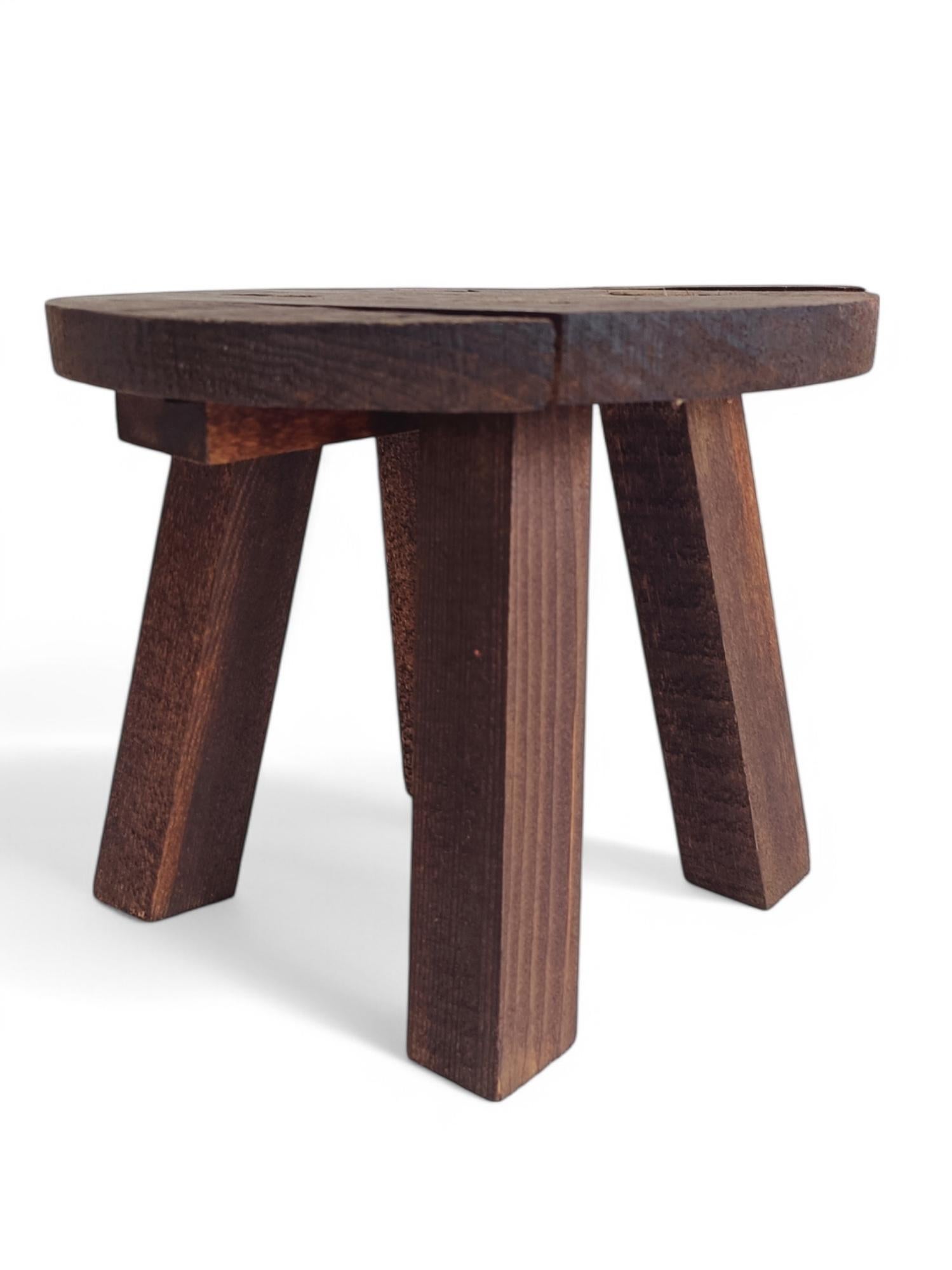 Table d'appoint rustique de tabouret en bois ancien Wabi Sabi, France, début du 20e siècle en vente 1