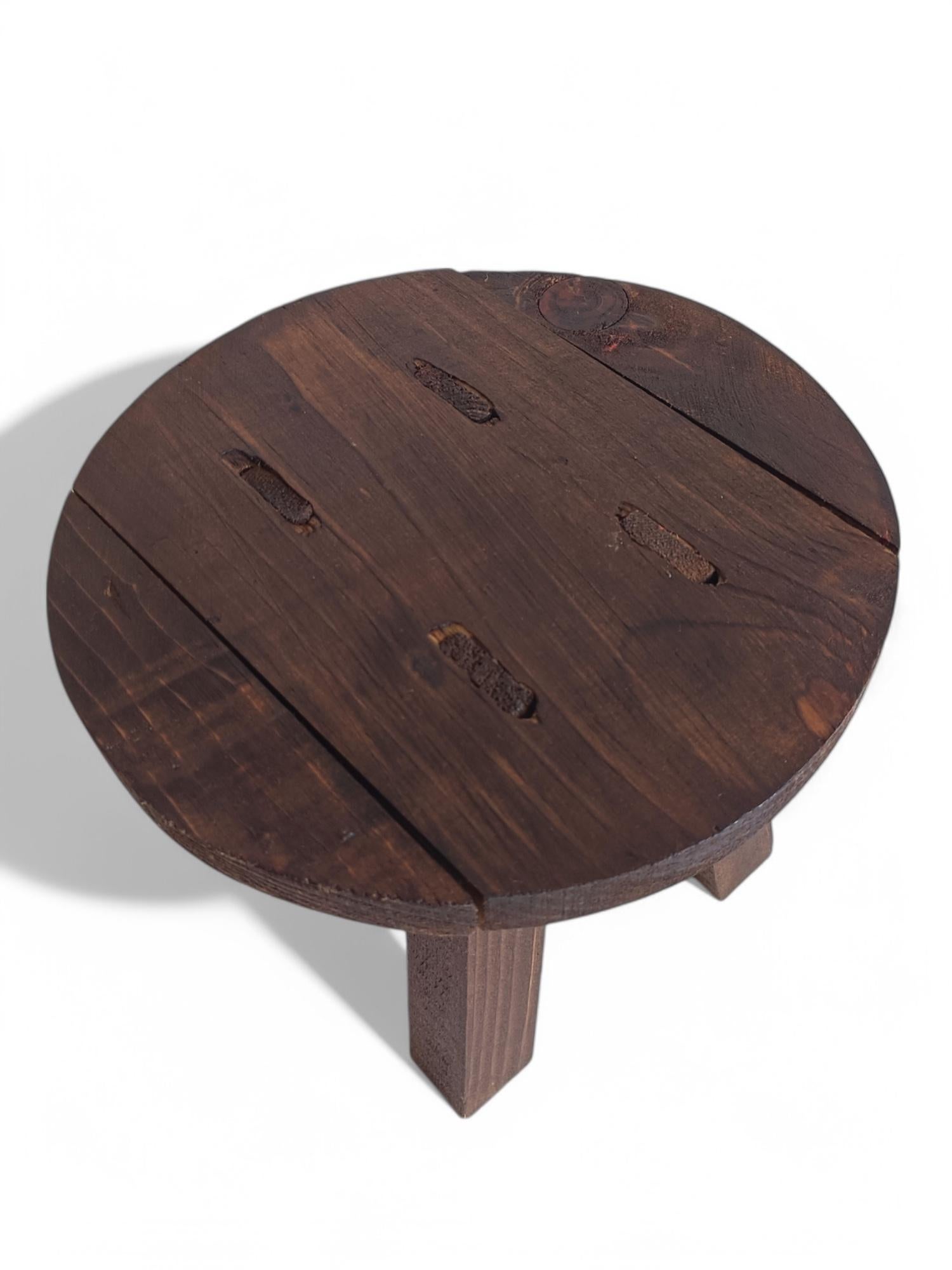 Table d'appoint rustique de tabouret en bois ancien Wabi Sabi, France, début du 20e siècle en vente 2