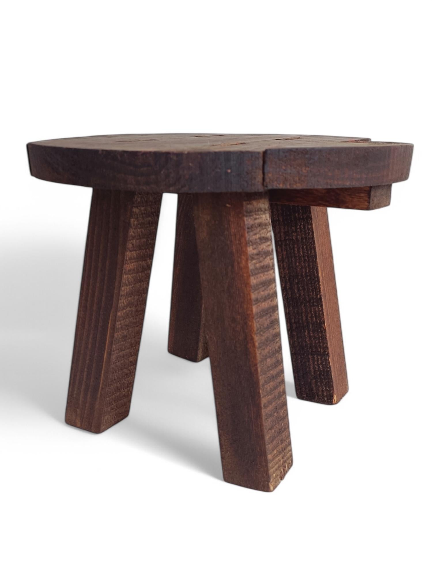 Table d'appoint rustique de tabouret en bois ancien Wabi Sabi, France, début du 20e siècle en vente 3