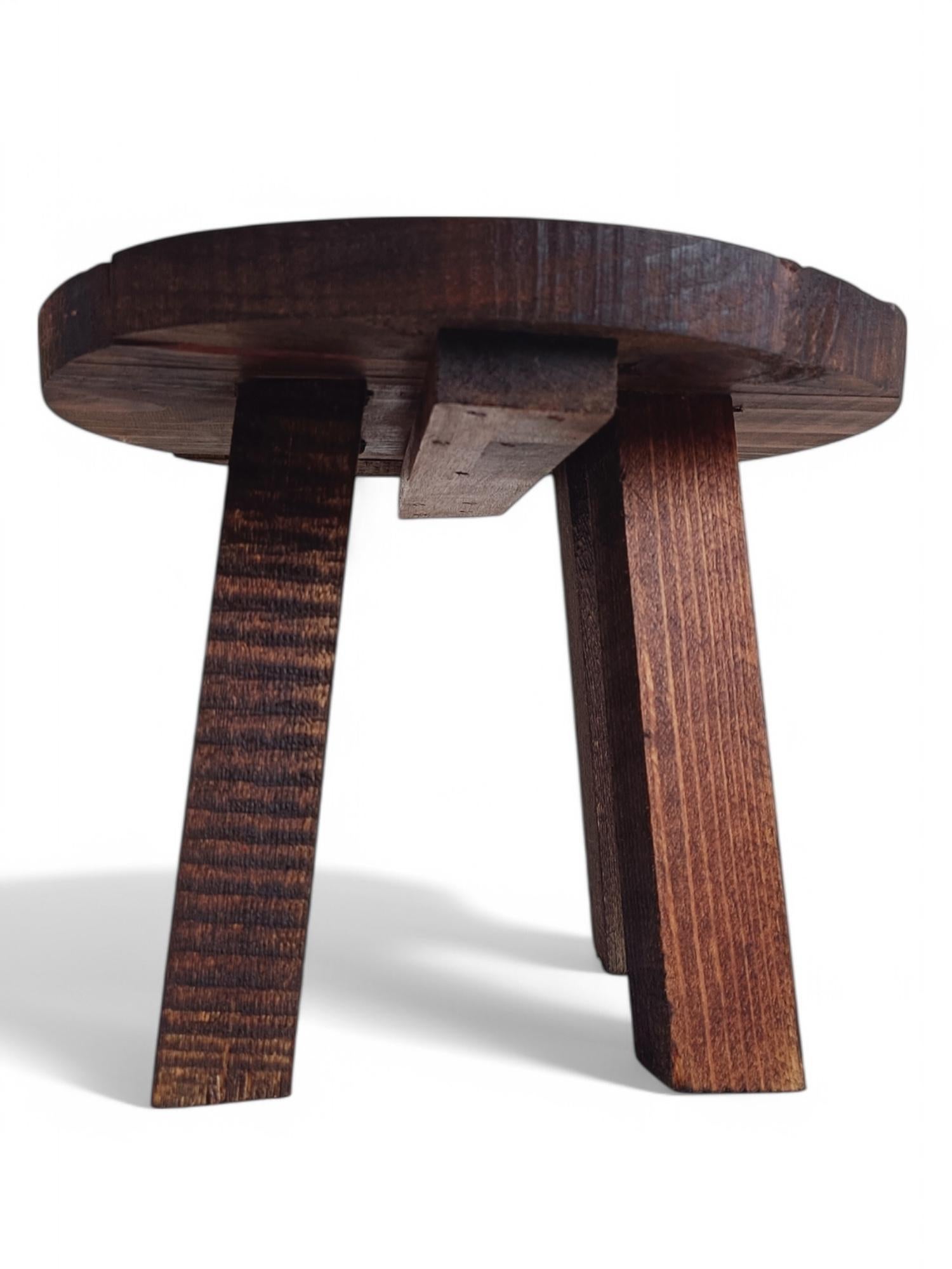Table d'appoint rustique de tabouret en bois ancien Wabi Sabi, France, début du 20e siècle en vente 4