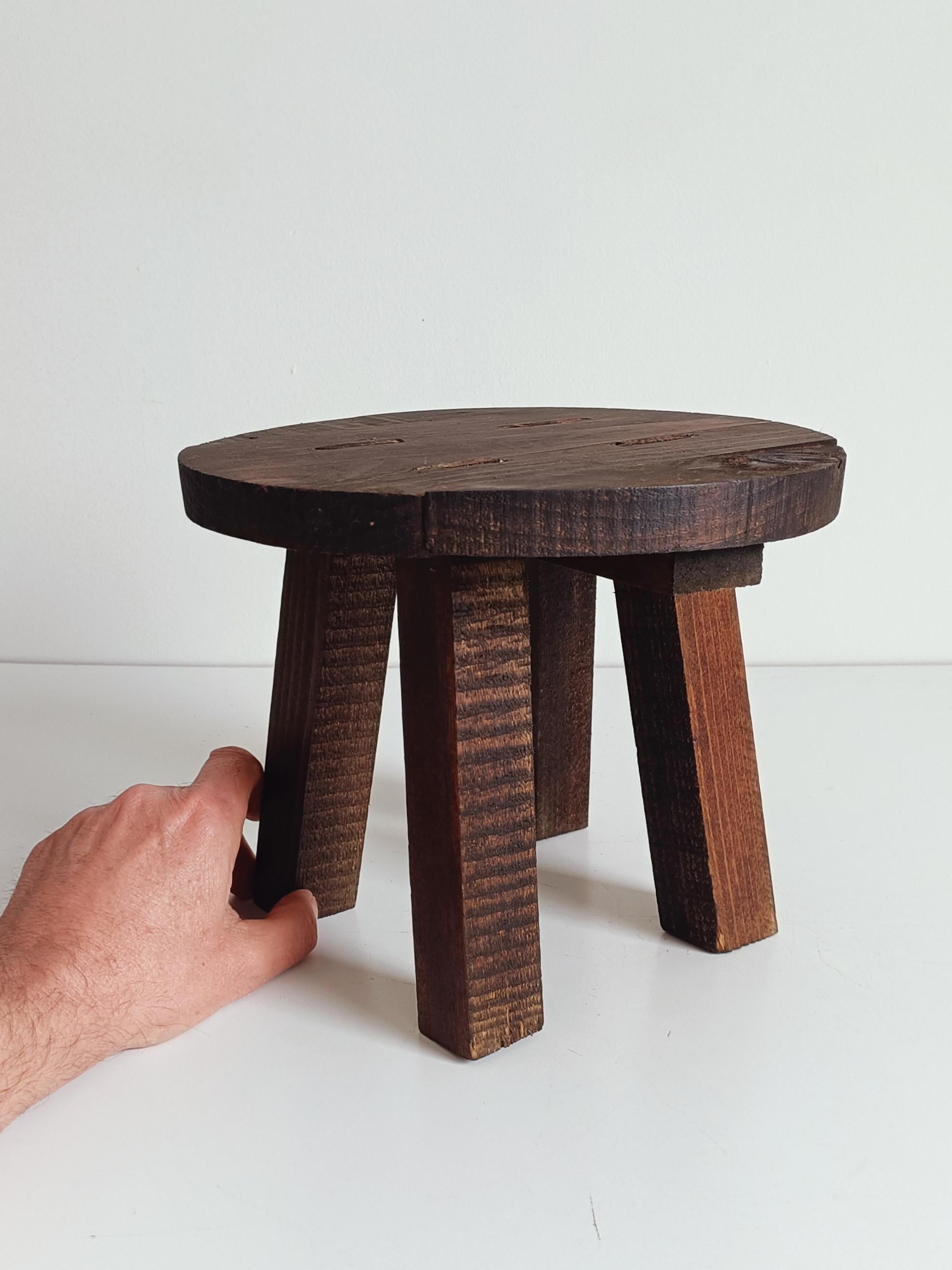 Table d'appoint rustique de tabouret en bois ancien Wabi Sabi, France, début du 20e siècle en vente 7