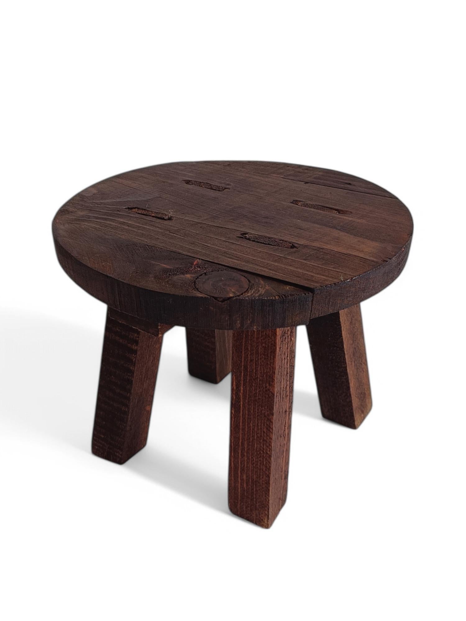 Français Table d'appoint rustique de tabouret en bois ancien Wabi Sabi, France, début du 20e siècle en vente
