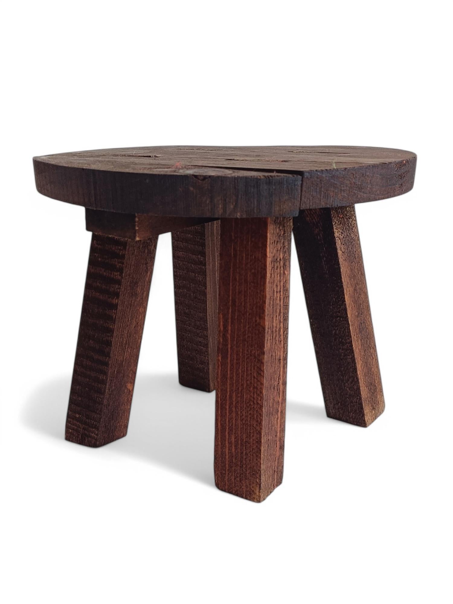Fait main Table d'appoint rustique de tabouret en bois ancien Wabi Sabi, France, début du 20e siècle en vente