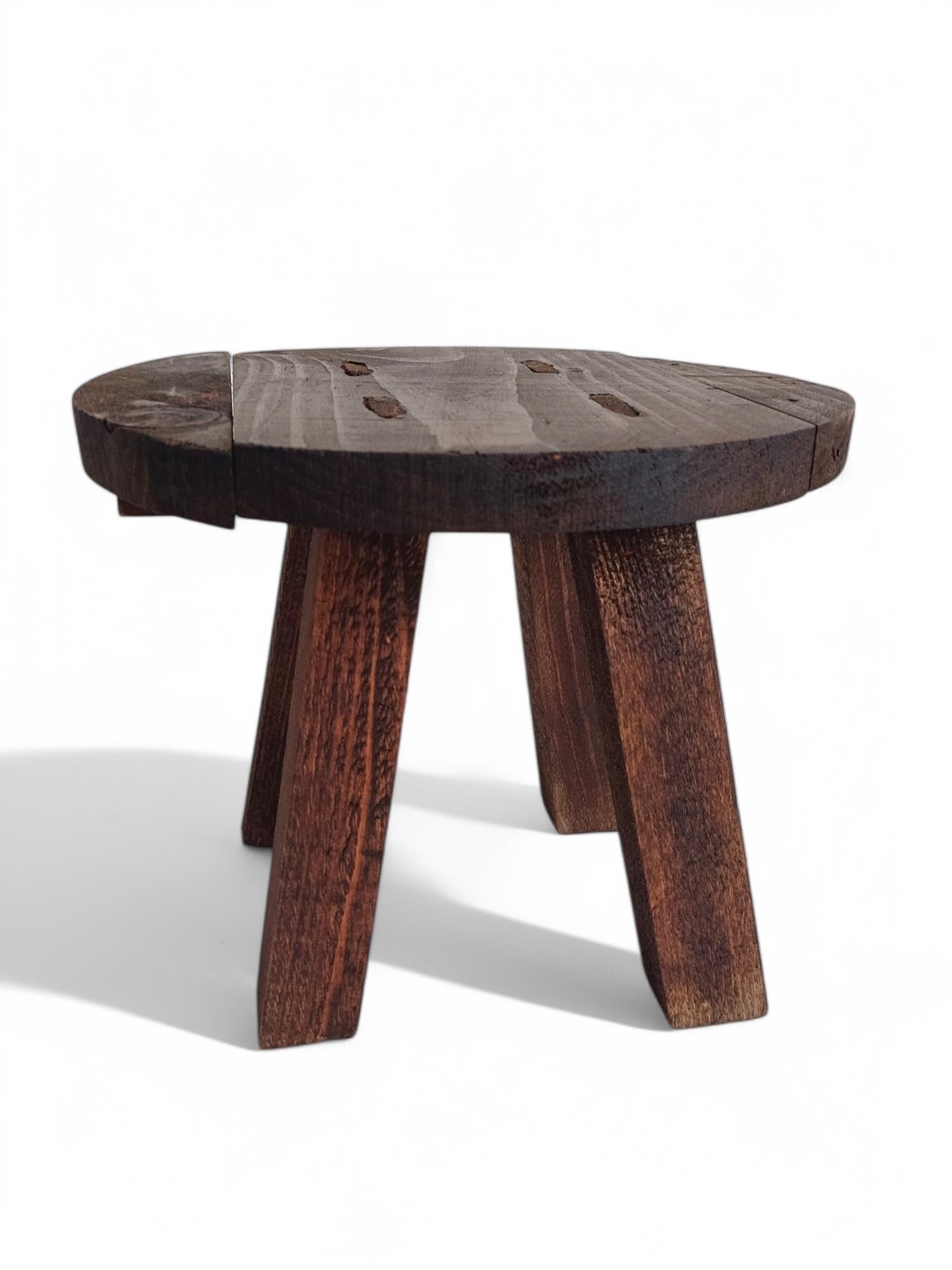 Table d'appoint rustique de tabouret en bois ancien Wabi Sabi, France, début du 20e siècle Bon état - En vente à Valencia, VC