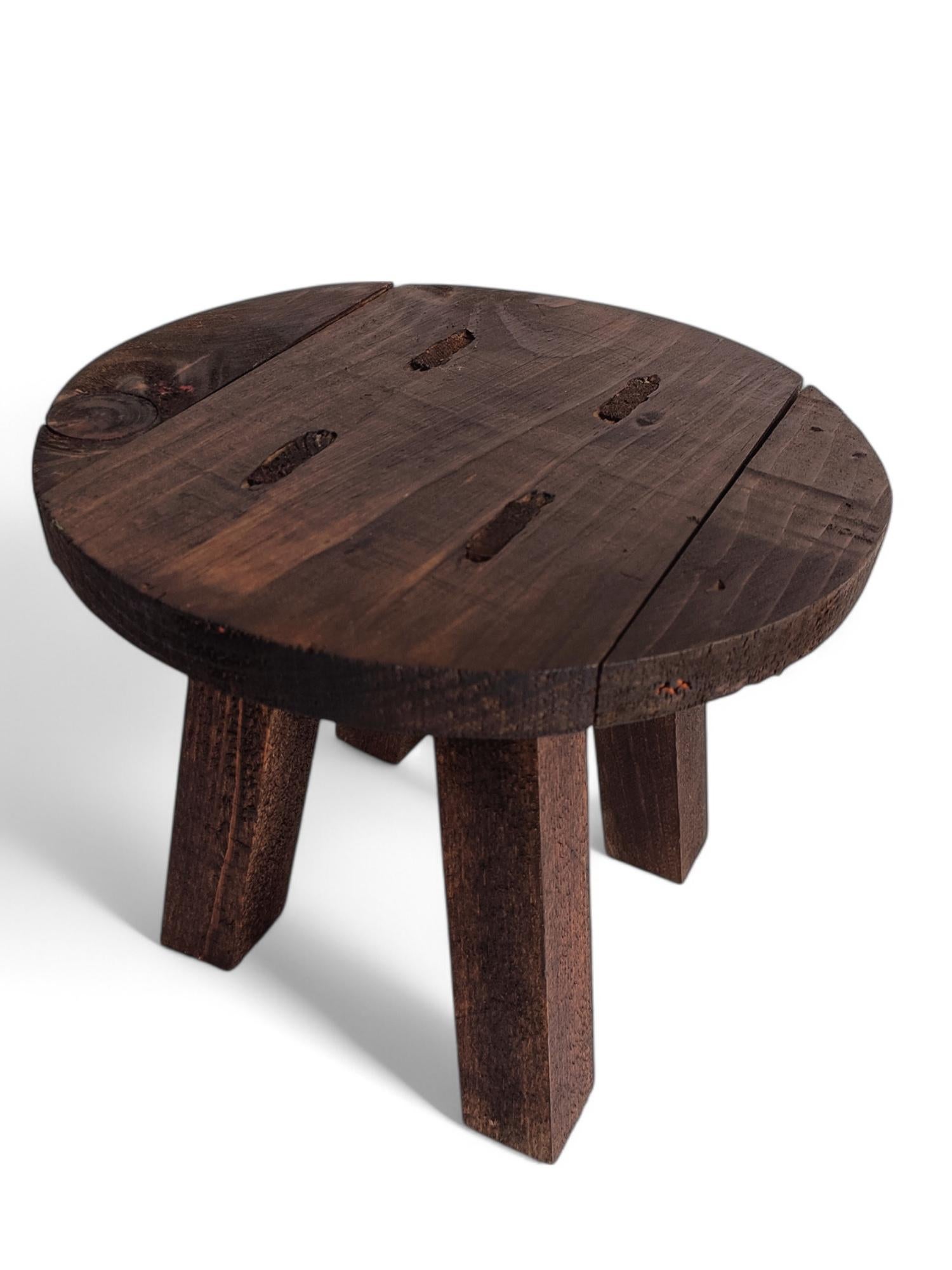 20ième siècle Table d'appoint rustique de tabouret en bois ancien Wabi Sabi, France, début du 20e siècle en vente