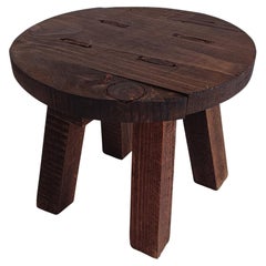 Rustikaler Wabi Sabi Antiker Holzhocker mit Holzakzent-Beistelltisch, Frankreich, frühes 20. Jahrhundert.
