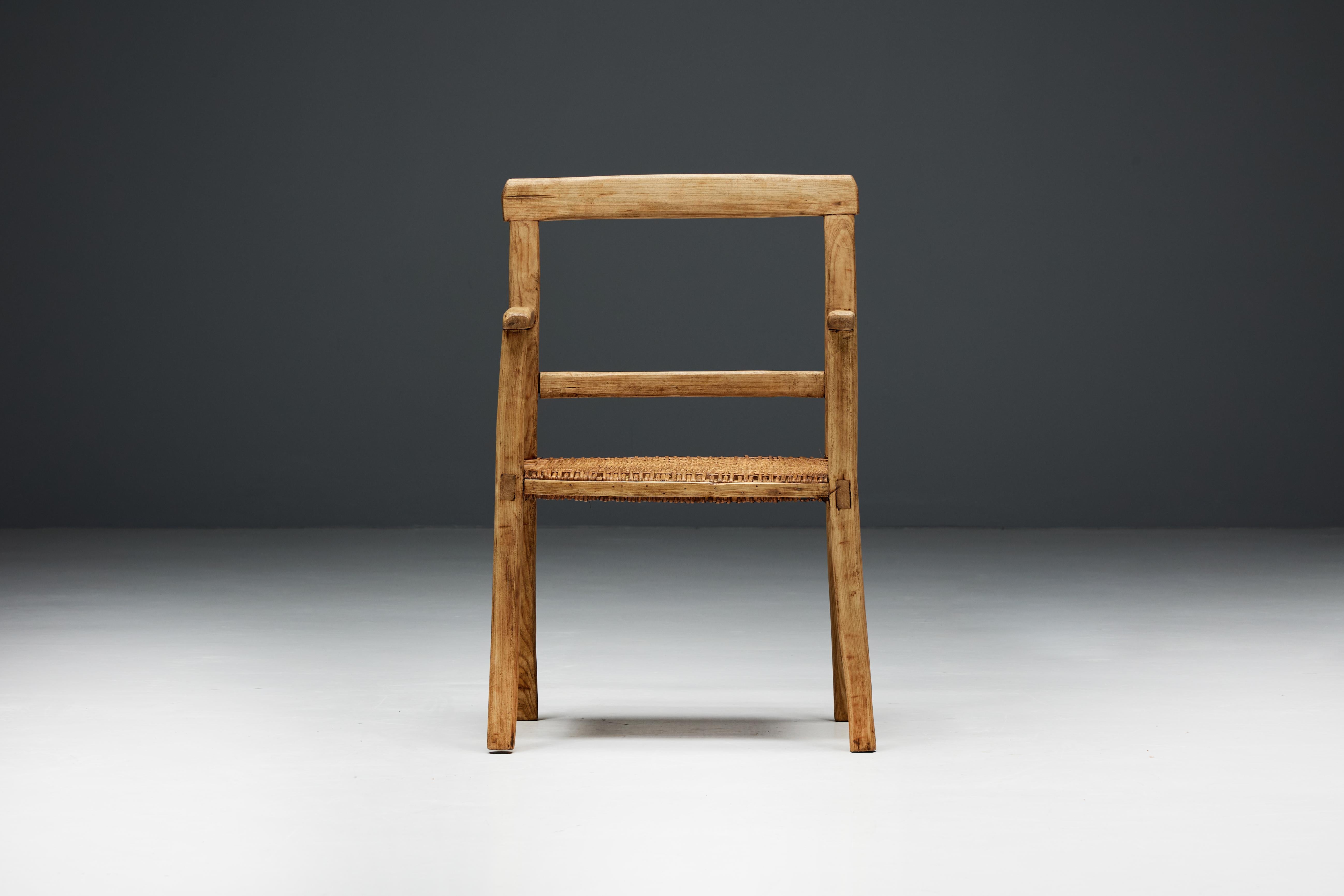Handwerklich gefertigter Sessel aus dem 19. Jahrhundert, hergestellt in Frankreich aus massivem hellem Holz und einem Sitz aus Rattan. Die Verbindung dieser MATERIALIEN schafft eine harmonische Mischung, die eine heitere Ruhe ausstrahlt und eine