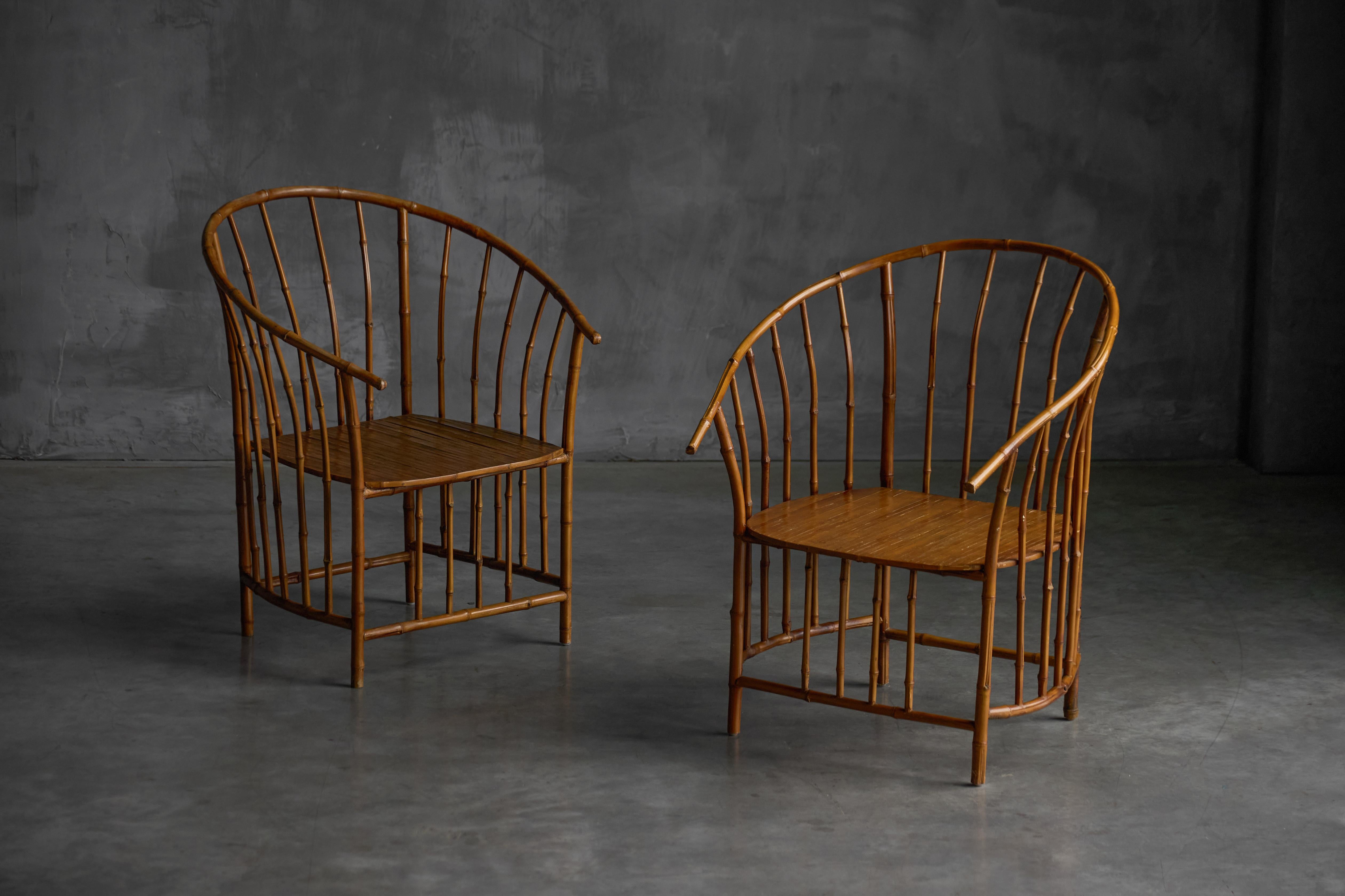 Originaires de France dans les années 1970, ces chaises d'appoint sont entièrement fabriquées en bambou, la structure fuselée et l'assise mettant en valeur la chaleur et la texture naturelles du matériau. Leur design-Light apporte une élégance