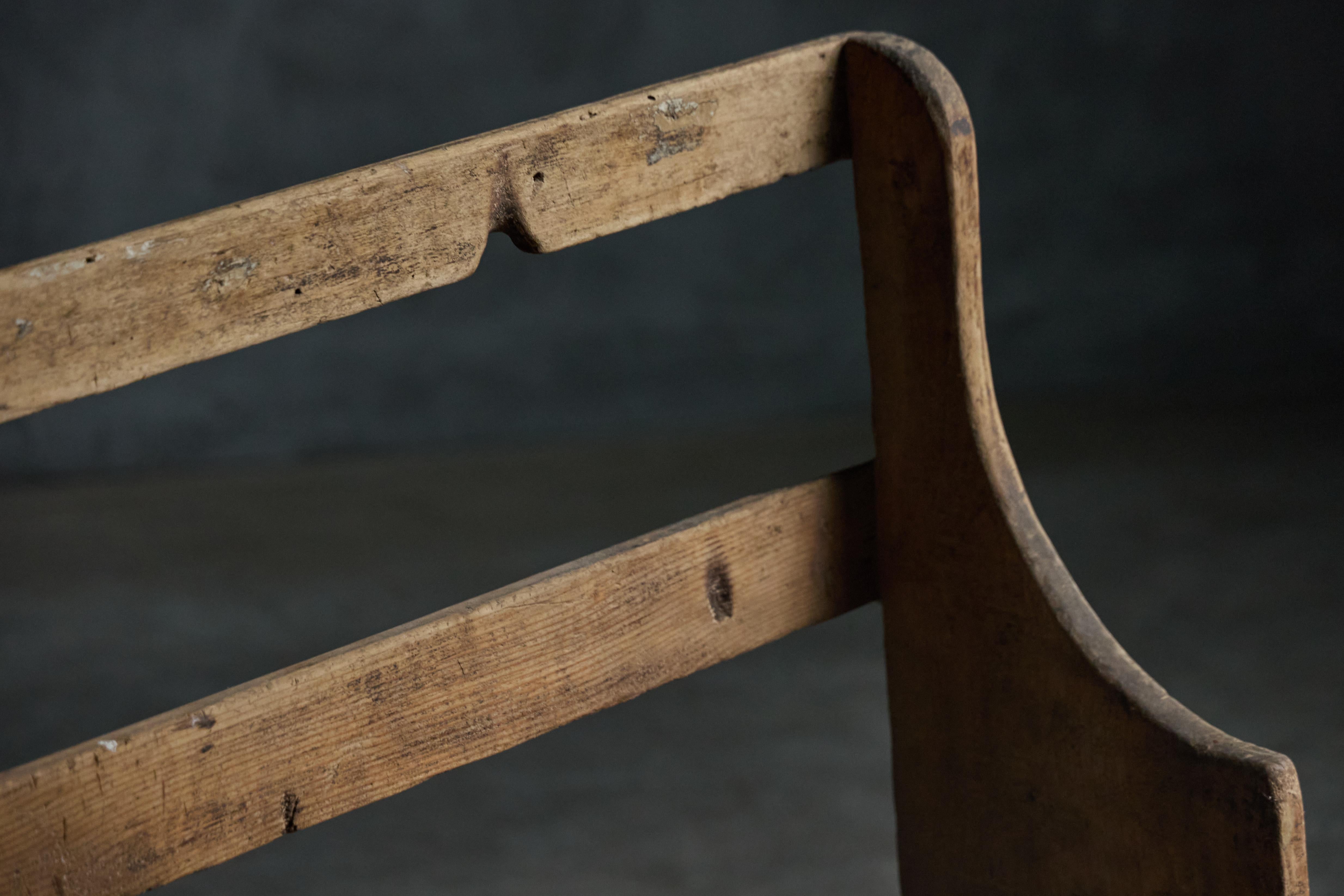 Ce banc rustique du 19e siècle présente une patine magnifiquement vieillie, le banc se double d'une solution de rangement pratique avec un compartiment caché sous l'assise. L'usure et les imperfections témoignent de sa riche histoire, ce qui en fait