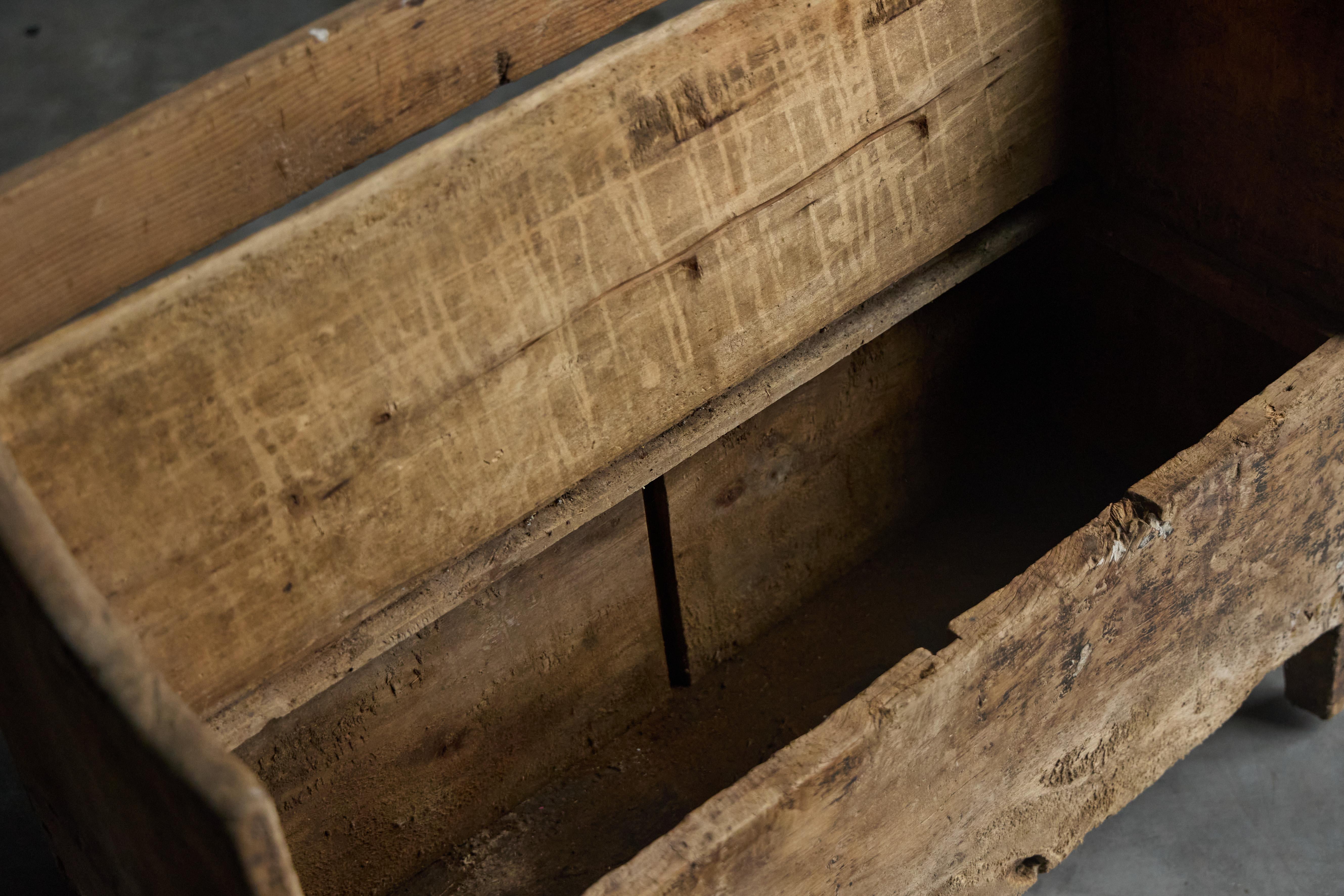 Banc rustique Wabi Sabi, France, 19ème siècle Bon état - En vente à Antwerp, BE