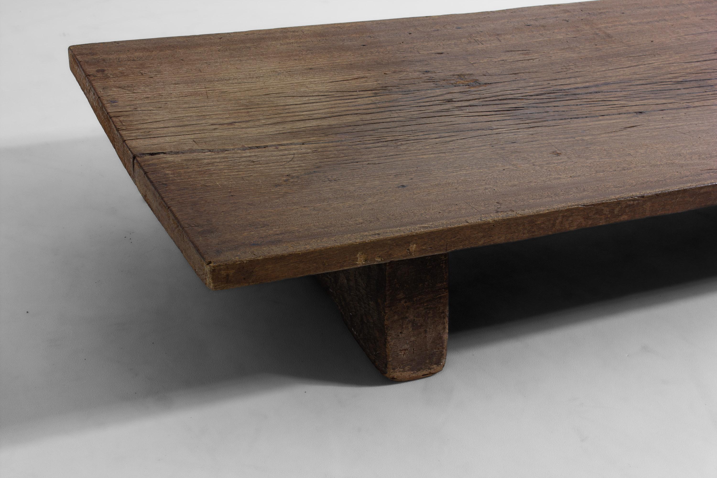 Francese Tavolino rustico wabi sabi brutalista in legno massiccio, Francia del 1900 in vendita