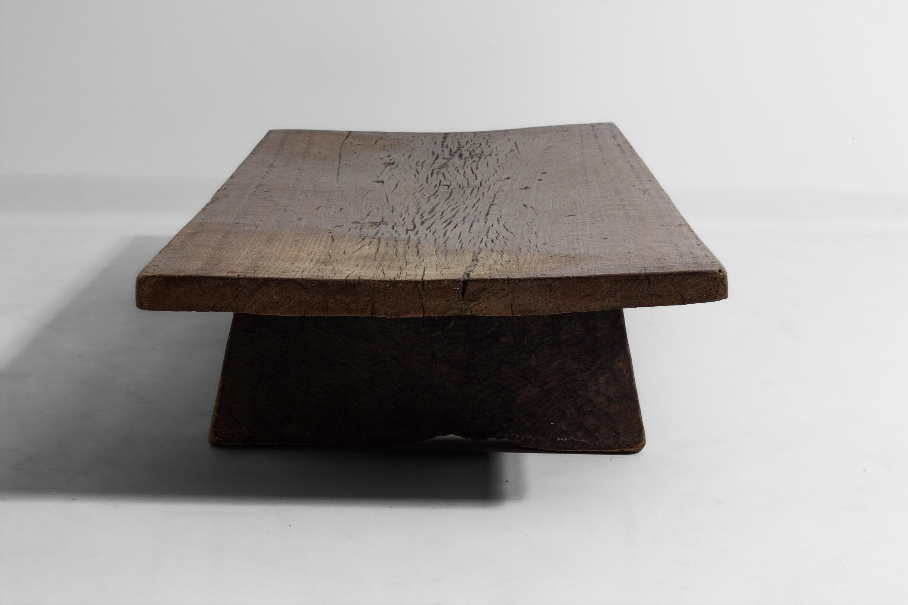 Inizio XX secolo Tavolino rustico wabi sabi brutalista in legno massiccio, Francia del 1900 in vendita