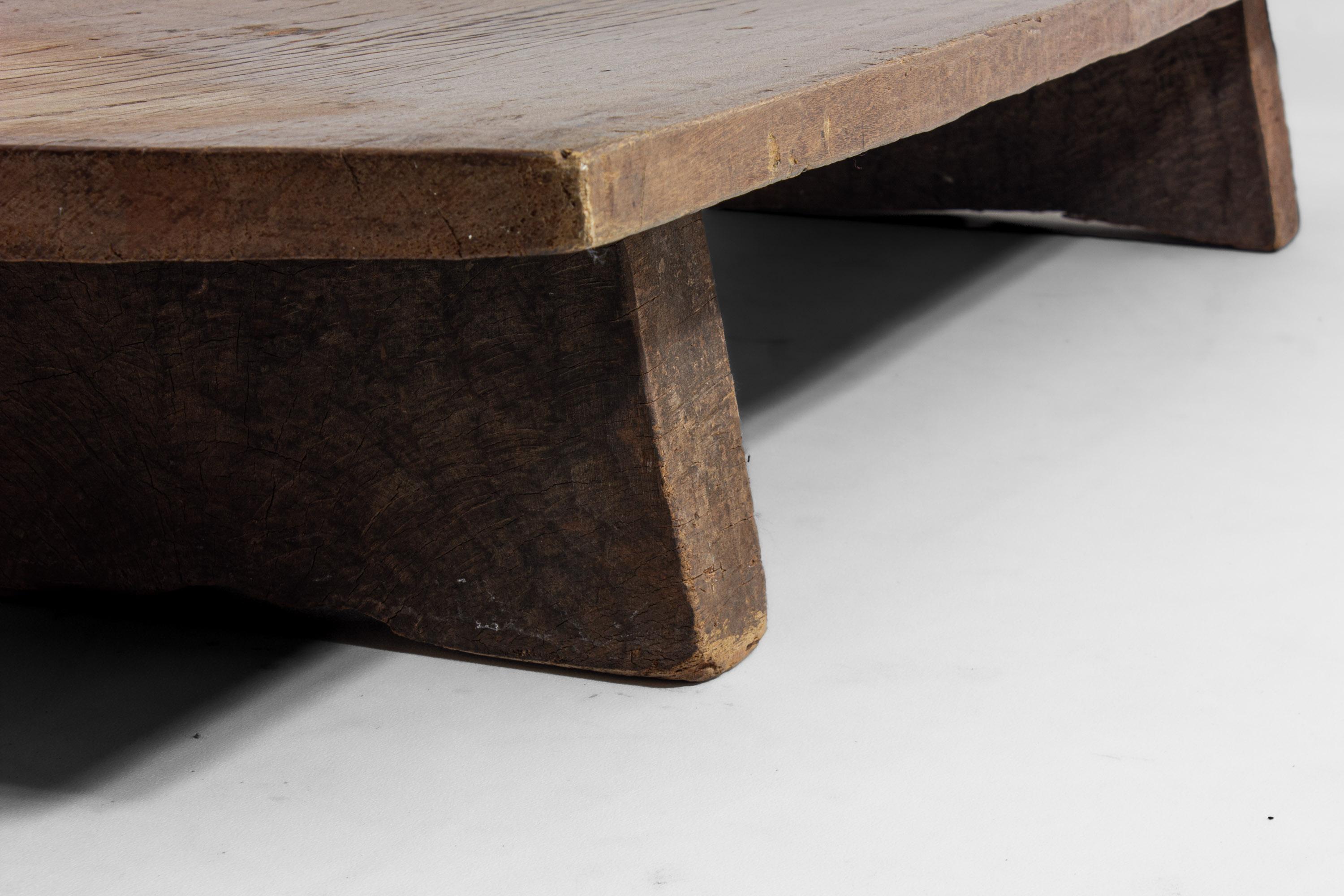 Tavolino rustico wabi sabi brutalista in legno massiccio, Francia del 1900 in vendita 1