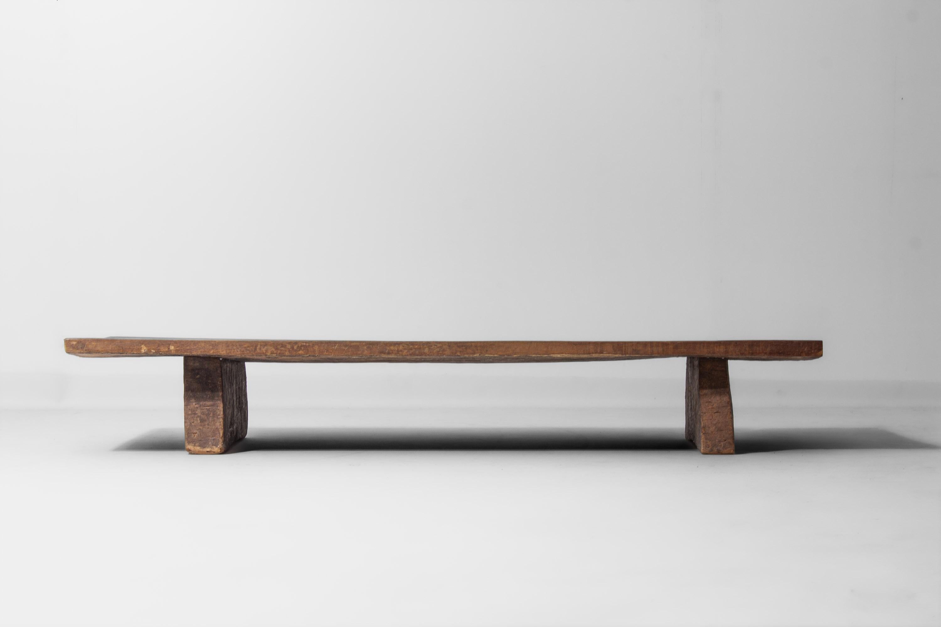 Tavolino rustico wabi sabi brutalista in legno massiccio, Francia del 1900 in vendita 2