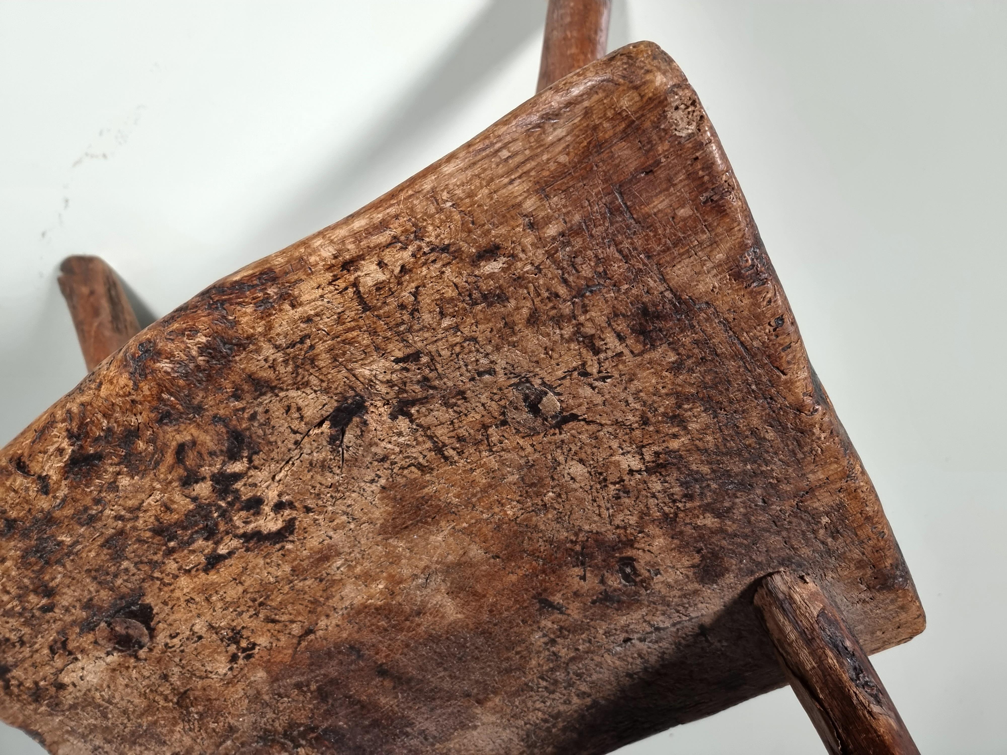 Rustikaler Beistellstuhl im Wabi-Sabi-Stil aus geschwungenem dunklem Hartholz, 1900er Jahre im Angebot 4
