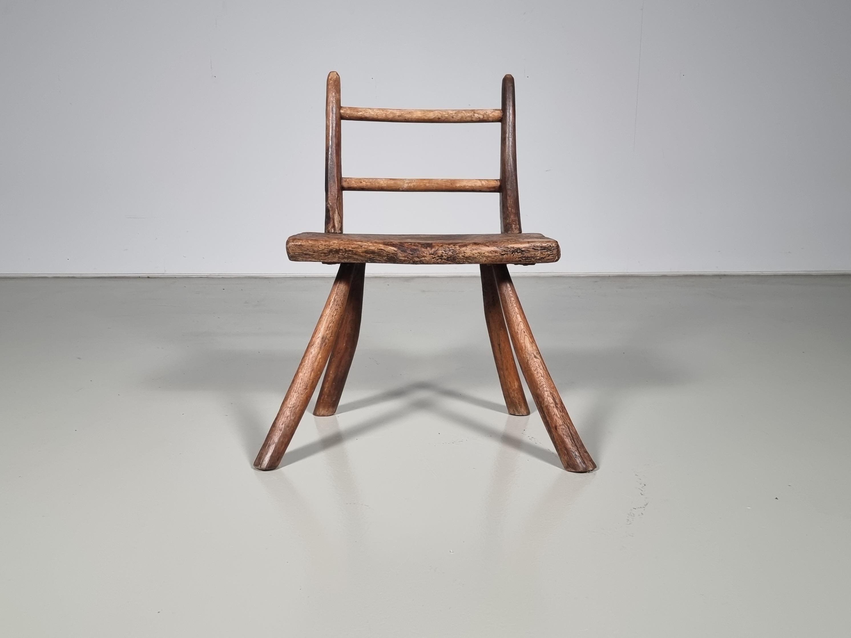 Rustikaler französischer Beistellstuhl des frühen 20. Jahrhunderts aus gebogenem dunklem Hartholz. Einfaches Design und einfache Konstruktion. Ein einzigartiger Stuhl, der sich perfekt für jeden Raum eignet, der auf der Suche nach einem Wabi