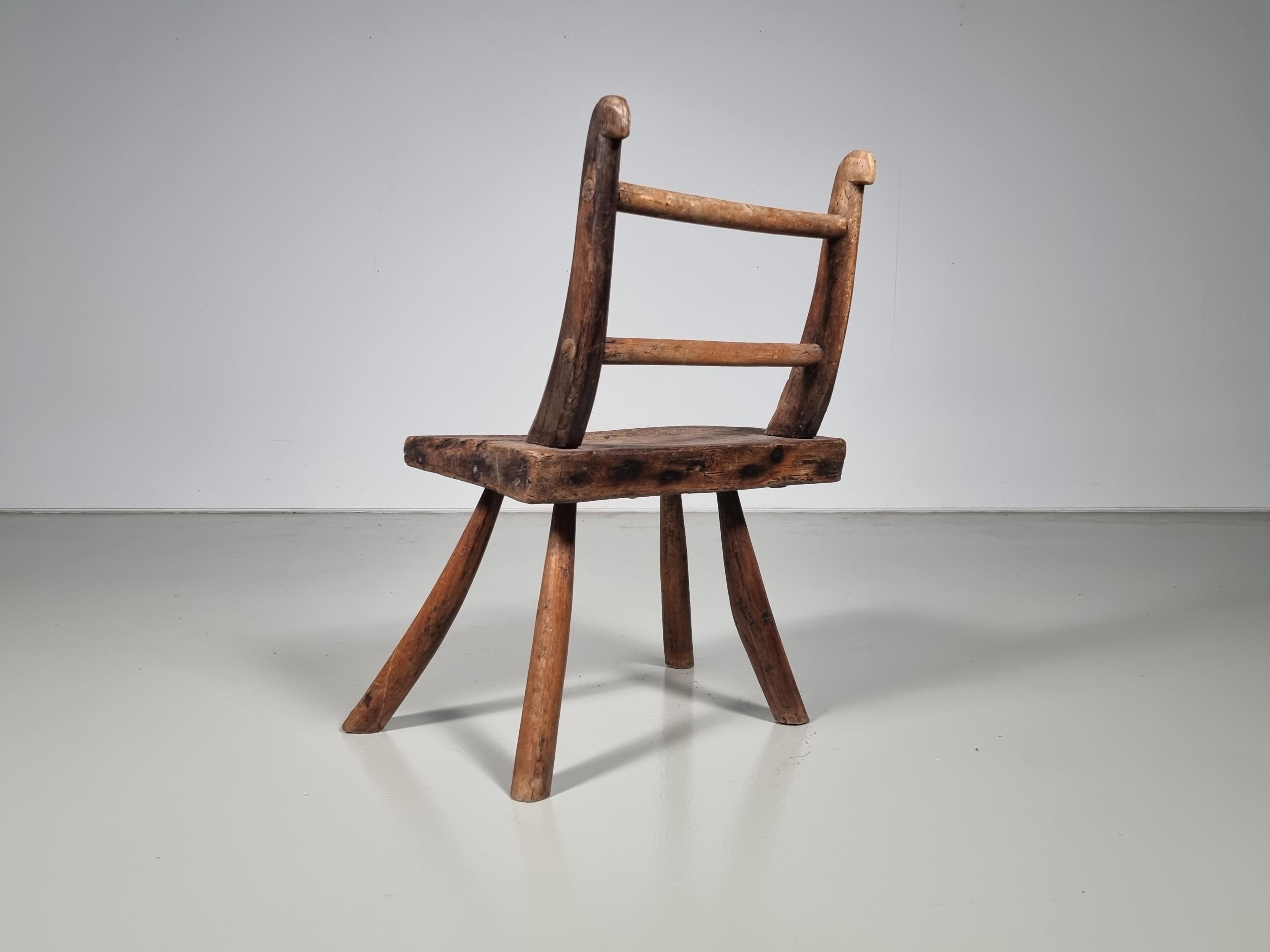 Silla Auxiliar Rústica de Estilo Wabi-Sabi Construida con Madera Dura Oscura Curvada, 1900 Provincial francés en venta