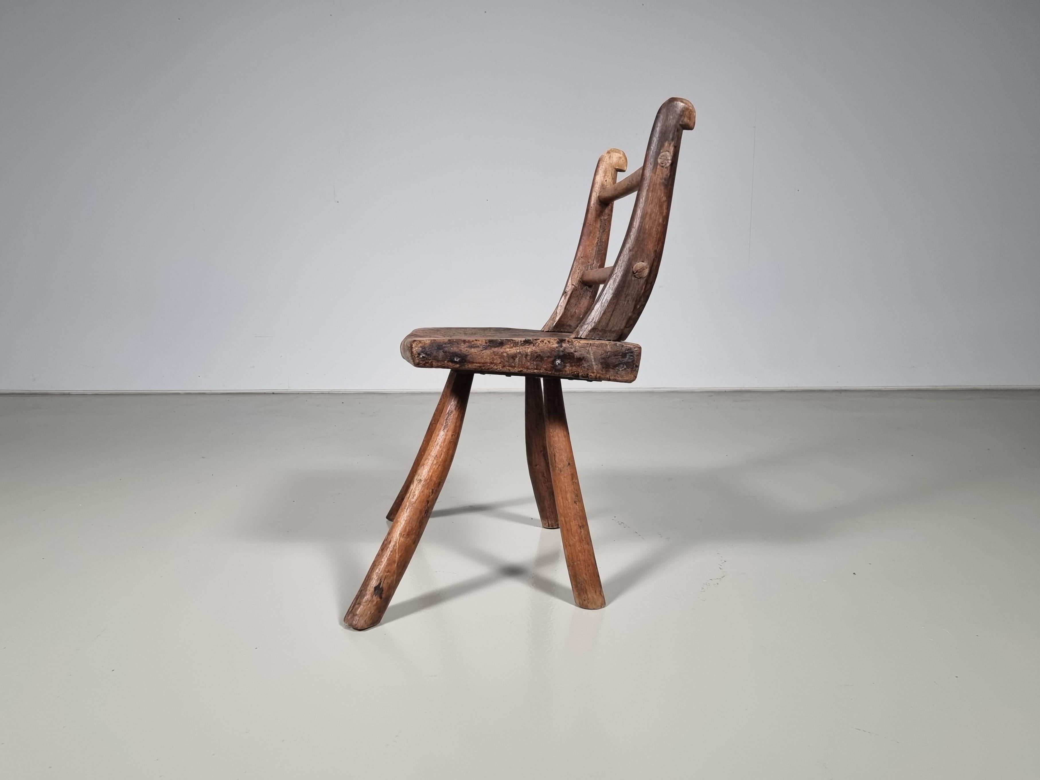 Silla Auxiliar Rústica de Estilo Wabi-Sabi Construida con Madera Dura Oscura Curvada, 1900 en Bueno estado para la venta en amstelveen, NL