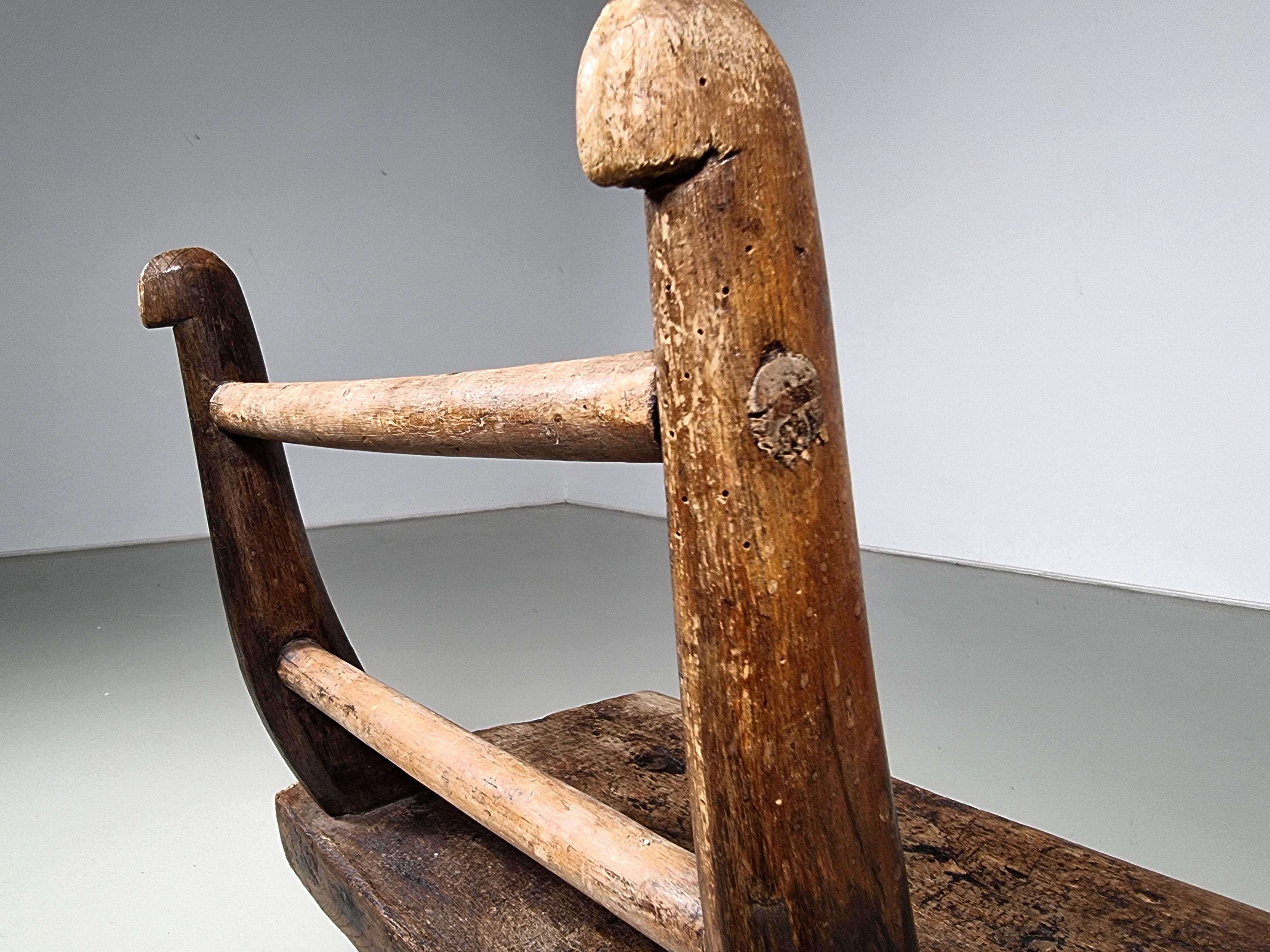Rustikaler Beistellstuhl im Wabi-Sabi-Stil aus geschwungenem dunklem Hartholz, 1900er Jahre im Angebot 1