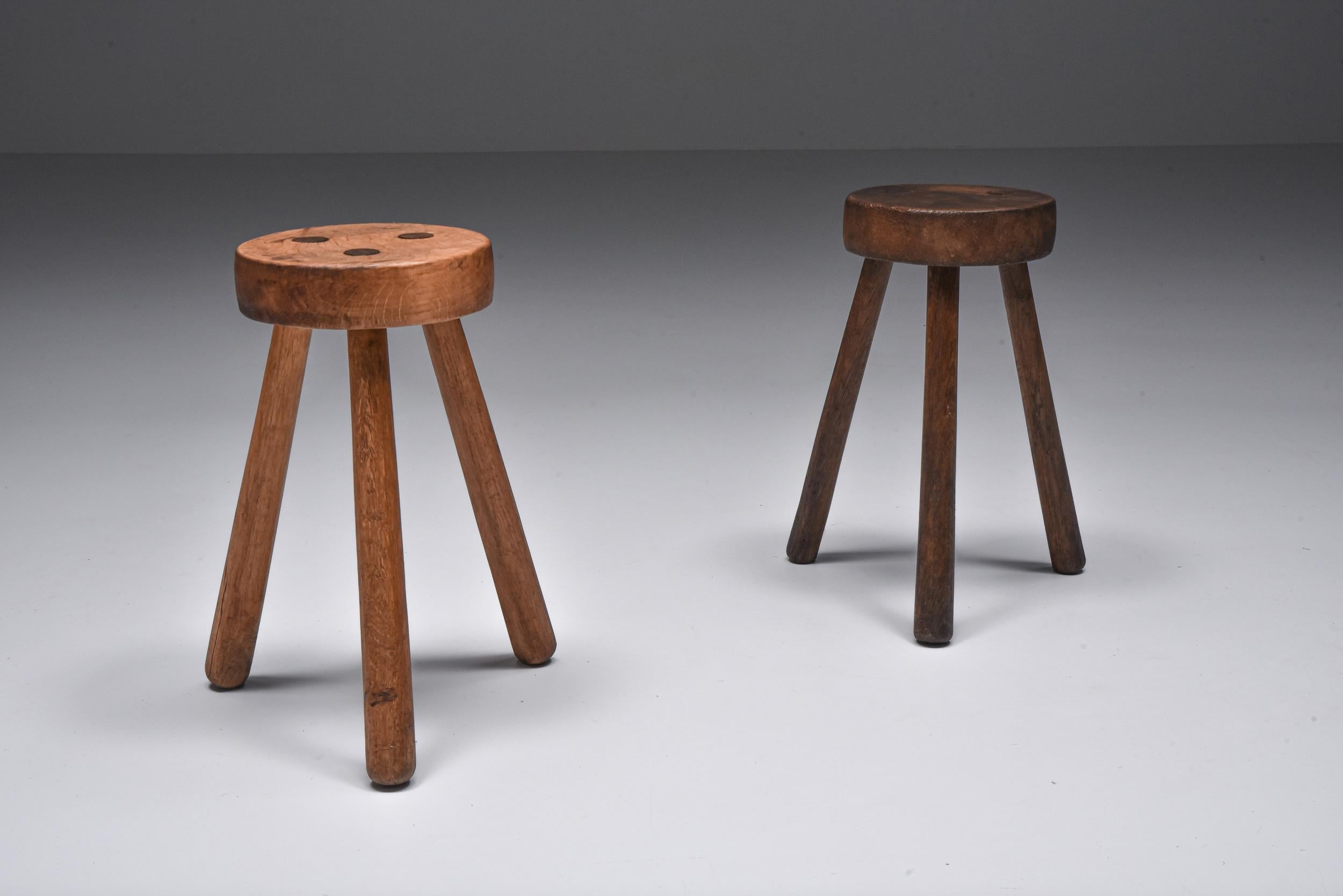 Tabourets à trois jambes rustiques Wabi Sabi, brutalistes, modernes du milieu du siècle, années 1940 en vente 3