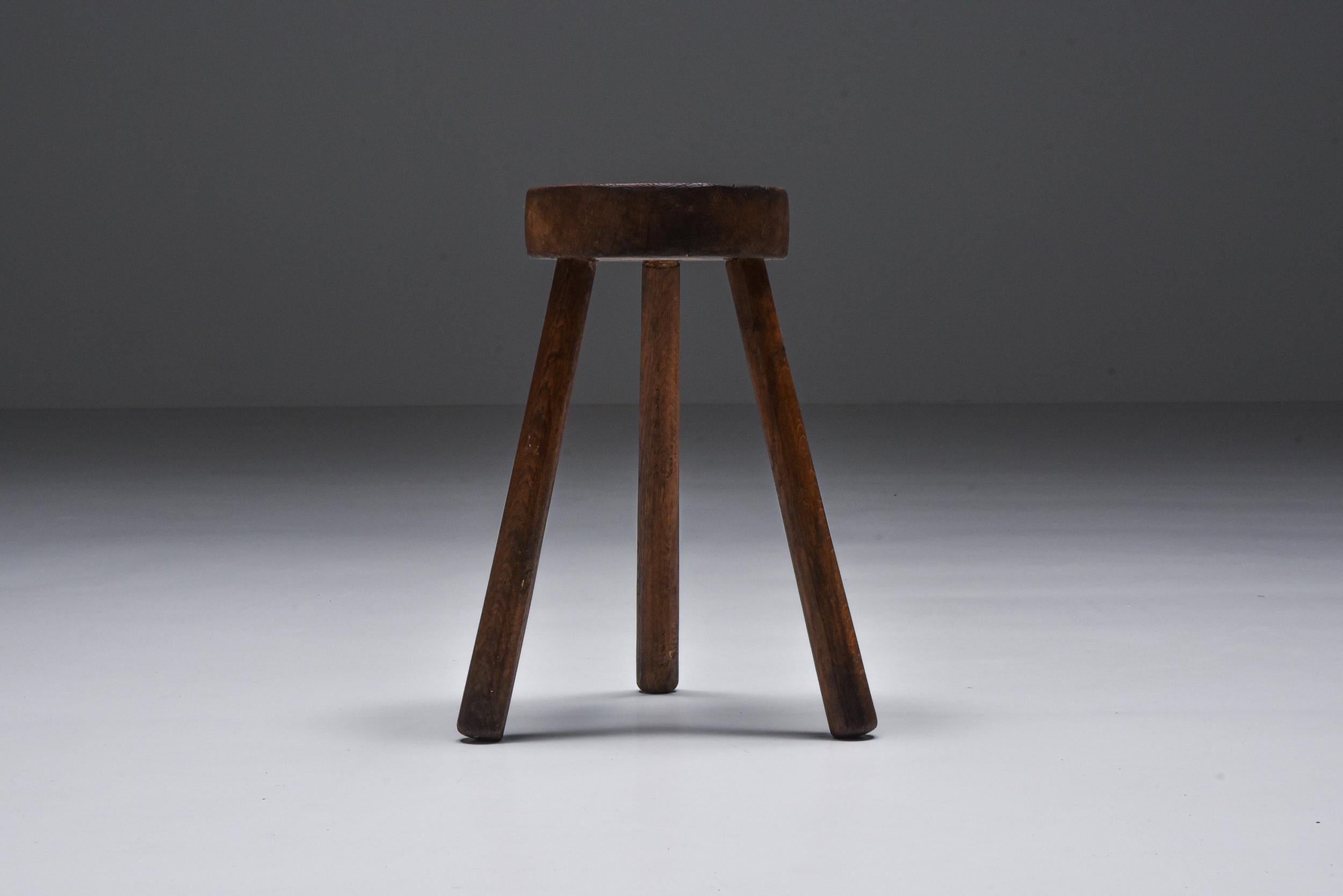 Tabourets à trois jambes rustiques Wabi Sabi, brutalistes, modernes du milieu du siècle, années 1940 en vente 4