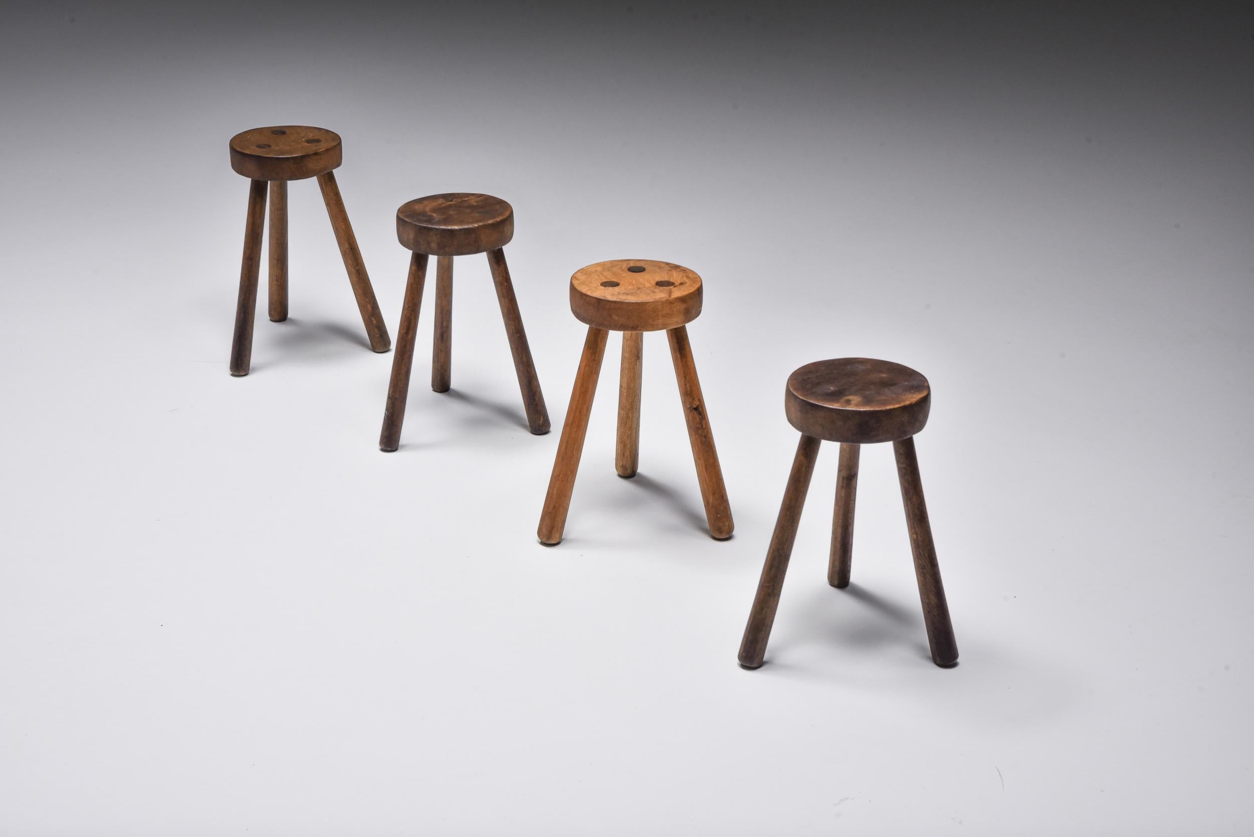 Rustikal; Frankreich; Mid-Century Modern; Hocker; Barhocker; 

Rustikale Holzhocker, hergestellt in Frankreich, wir haben vier Stück verfügbar. Jeder Hocker hat drei Beine und eine runde Sitzfläche. Jeder Stuhl ist aufgrund seiner Holzpatina