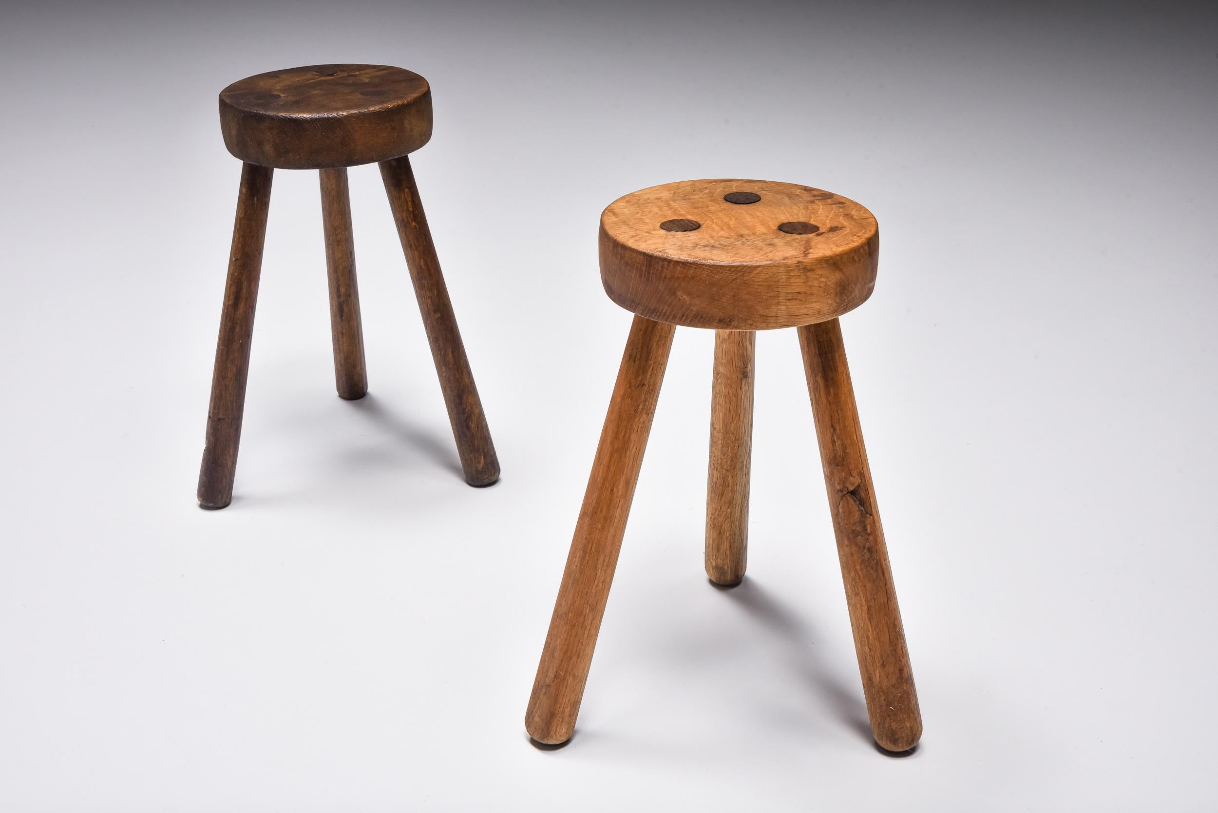 Français Tabourets à trois jambes rustiques Wabi Sabi, brutalistes, modernes du milieu du siècle, années 1940 en vente