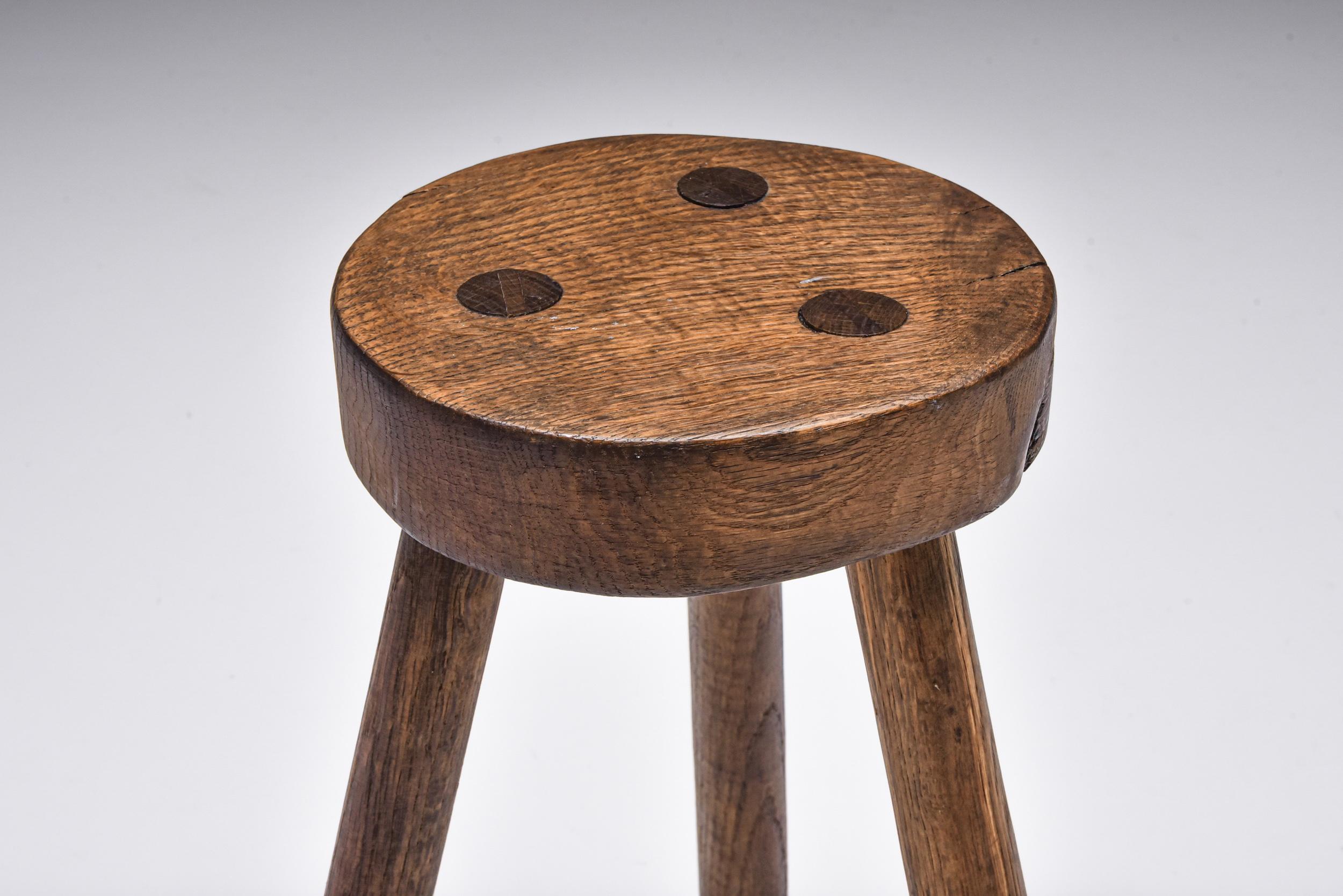 Rustikale dreibeinige Hocker von Wabi Sabi, brutalistischer Stil, Mid-Century Modern 1940er Jahre (Holz) im Angebot