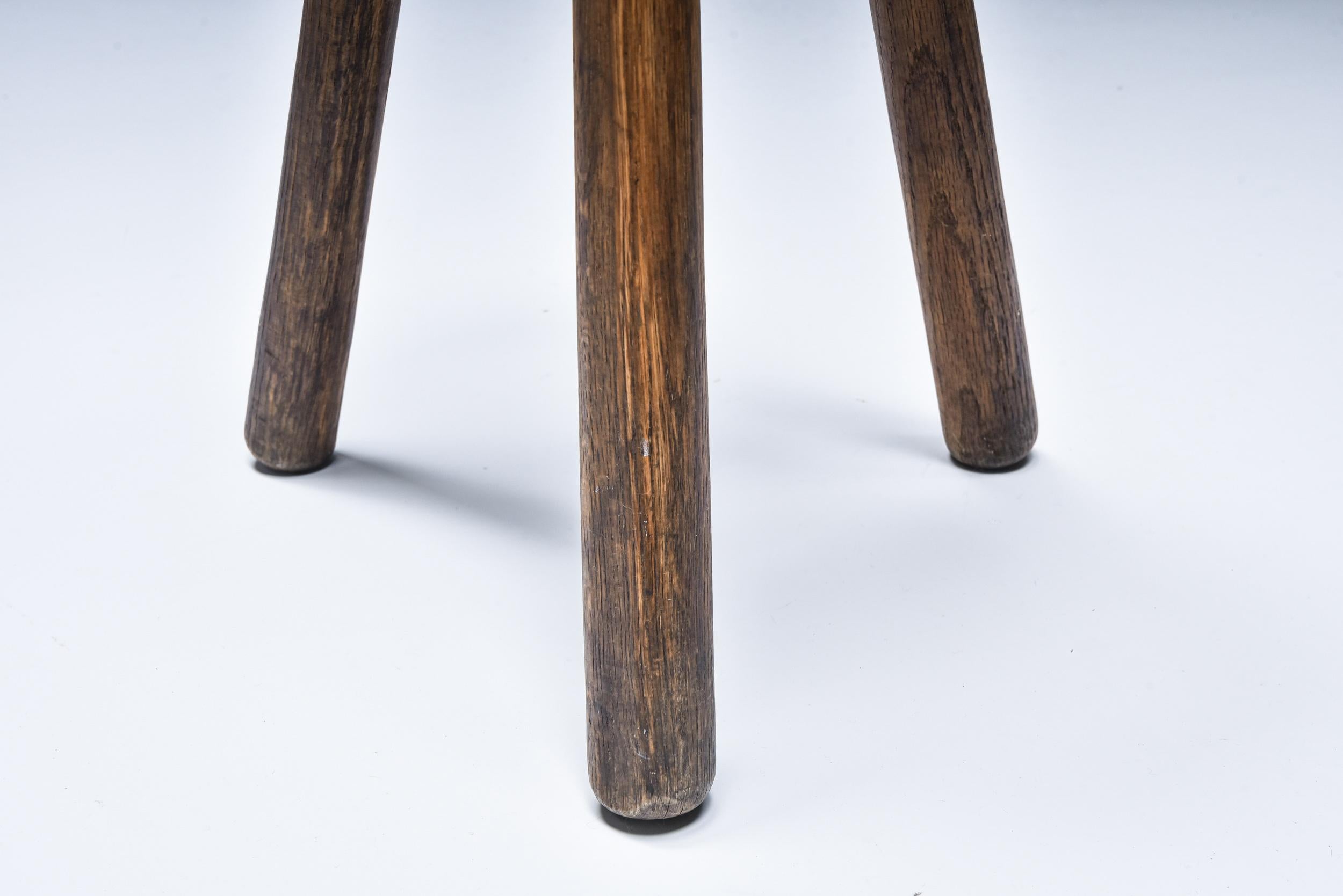 Bois Tabourets à trois jambes rustiques Wabi Sabi, brutalistes, modernes du milieu du siècle, années 1940 en vente